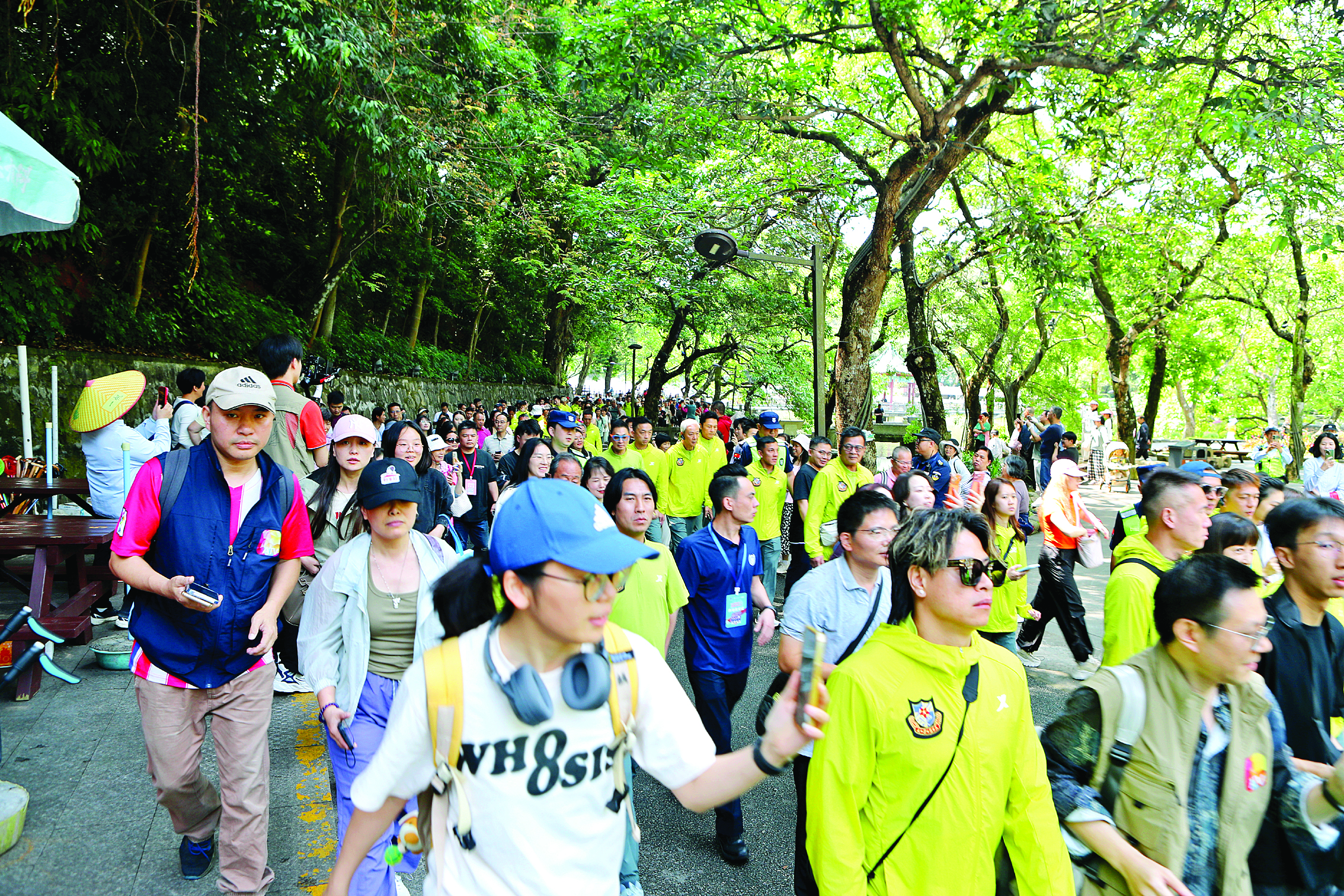     香港明星足球队抵达惠州罗浮山景区。