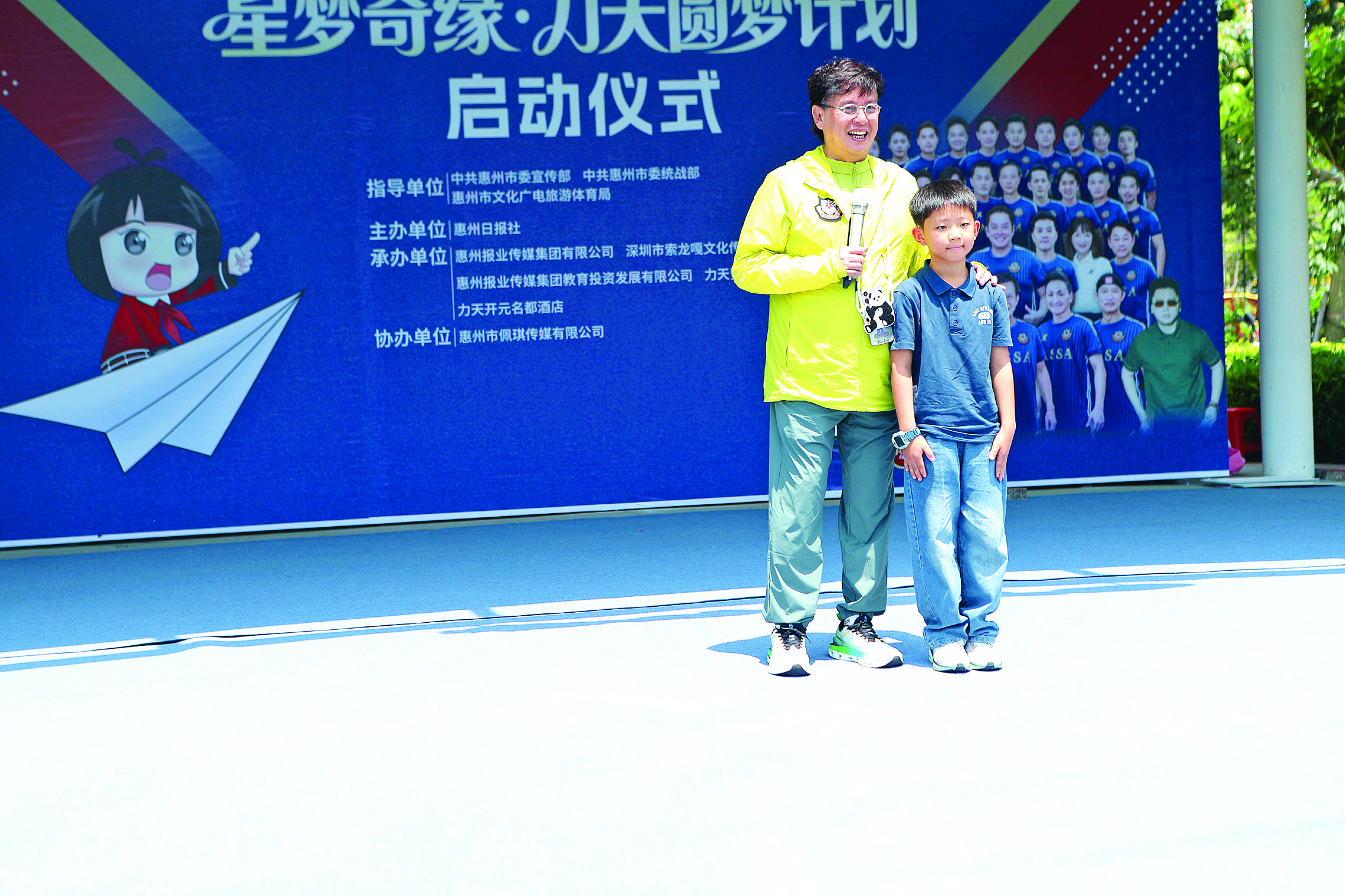     谭咏麟与小球迷合影。