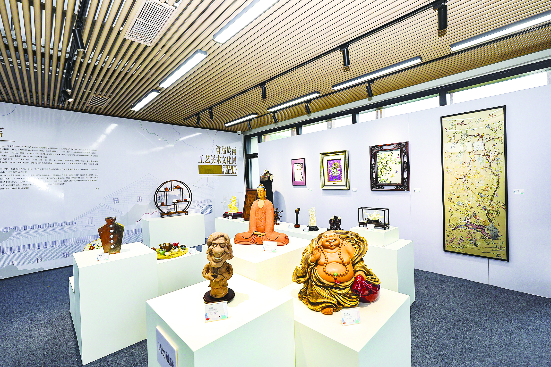     现场展出的工艺美术品。