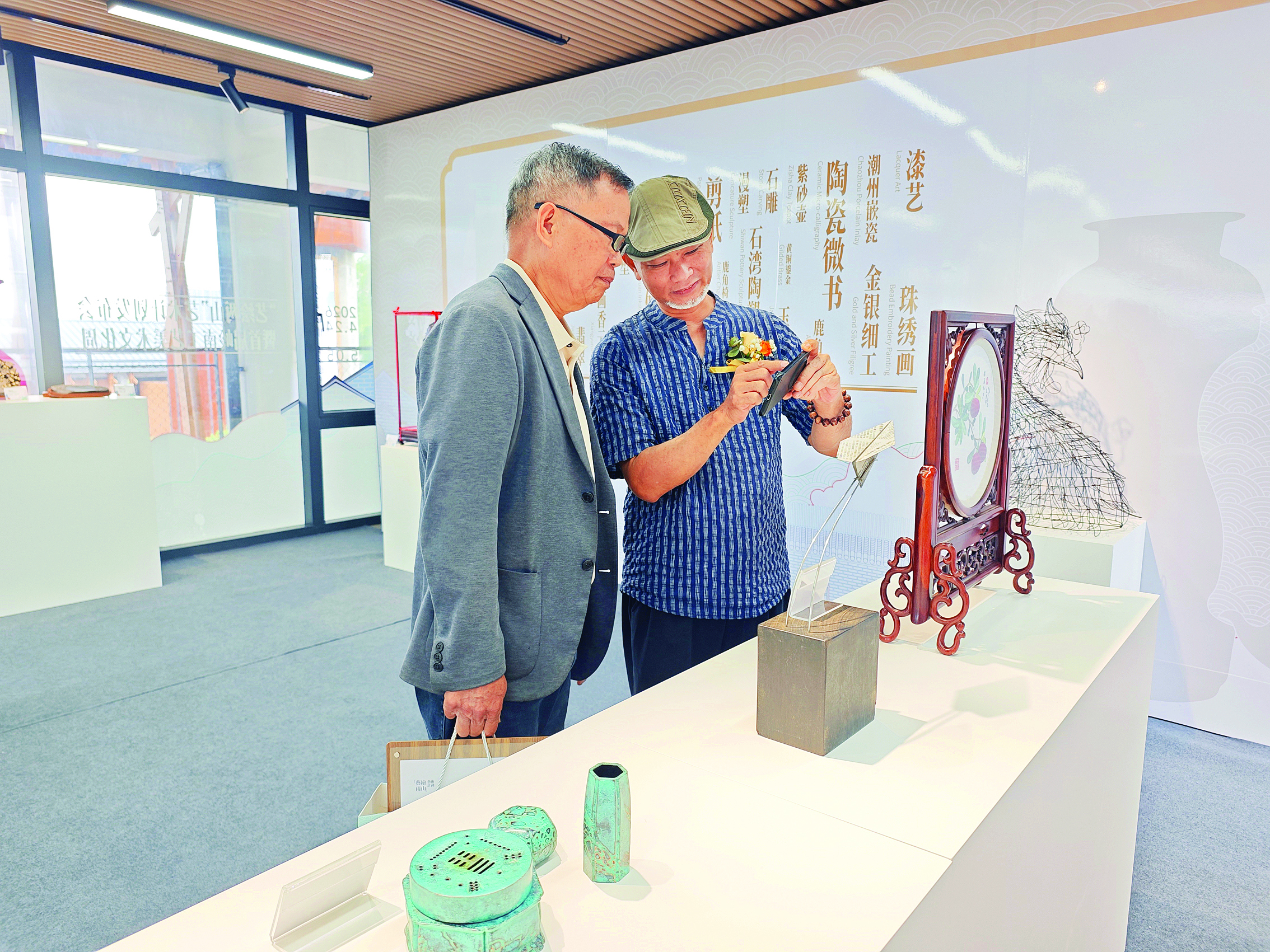     工艺美术大师在点评作品。