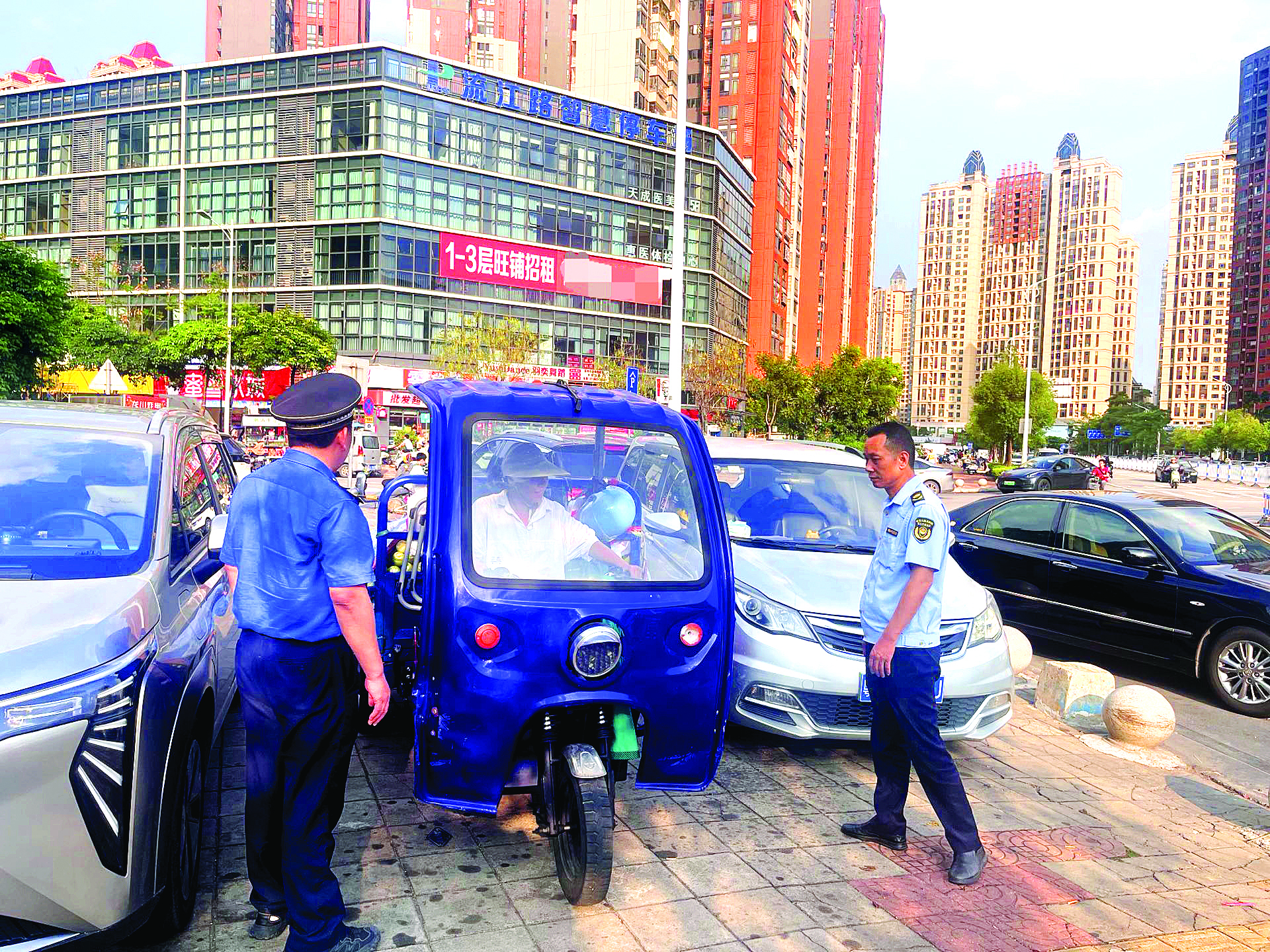     整治小区周边违规停车。    惠州日报记者彭红霞 通讯员李曦蕊 骆雄 摄