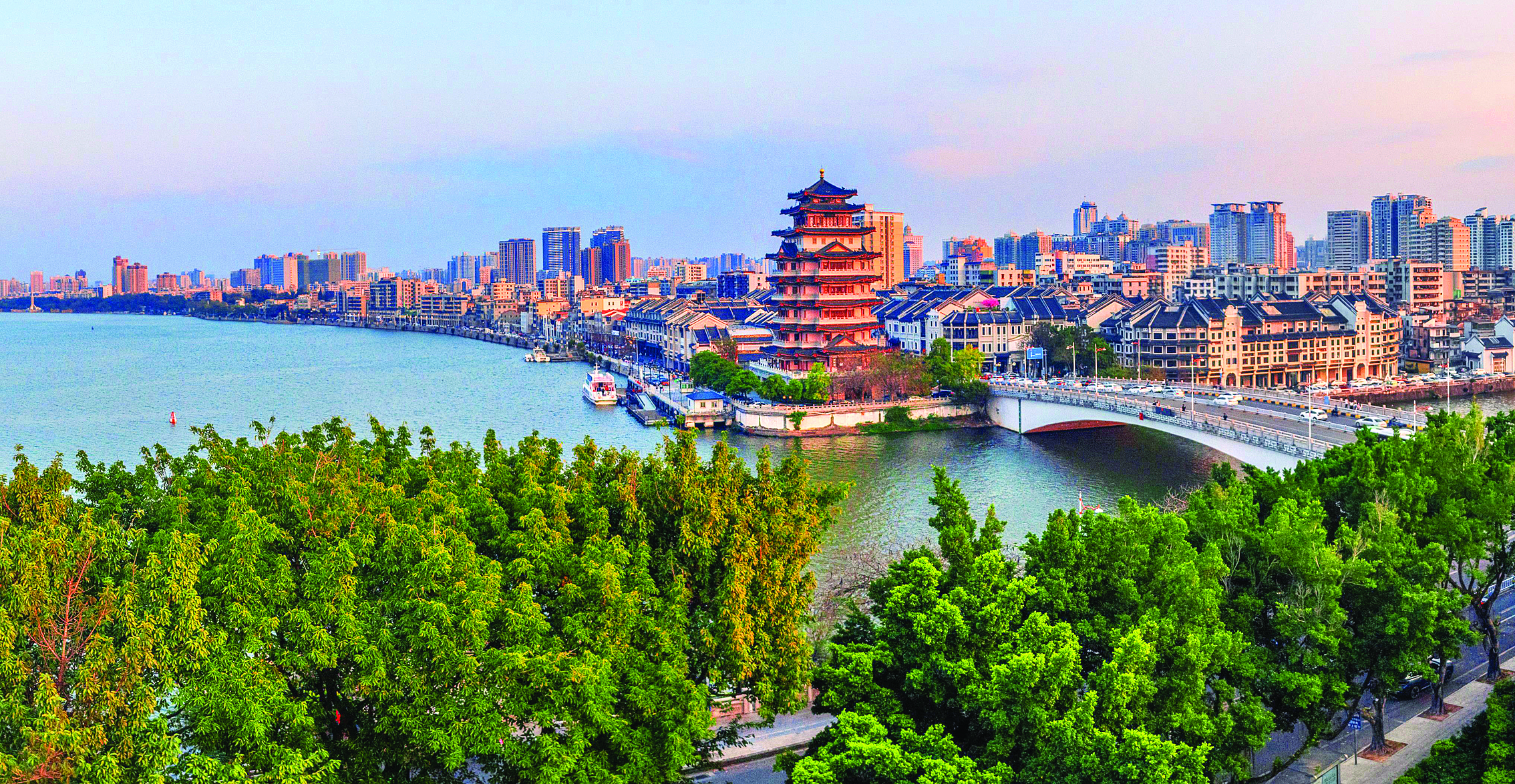     惠州风景优美，旅游资源丰富。这是惠州市区合江楼。惠州东江图片社供图