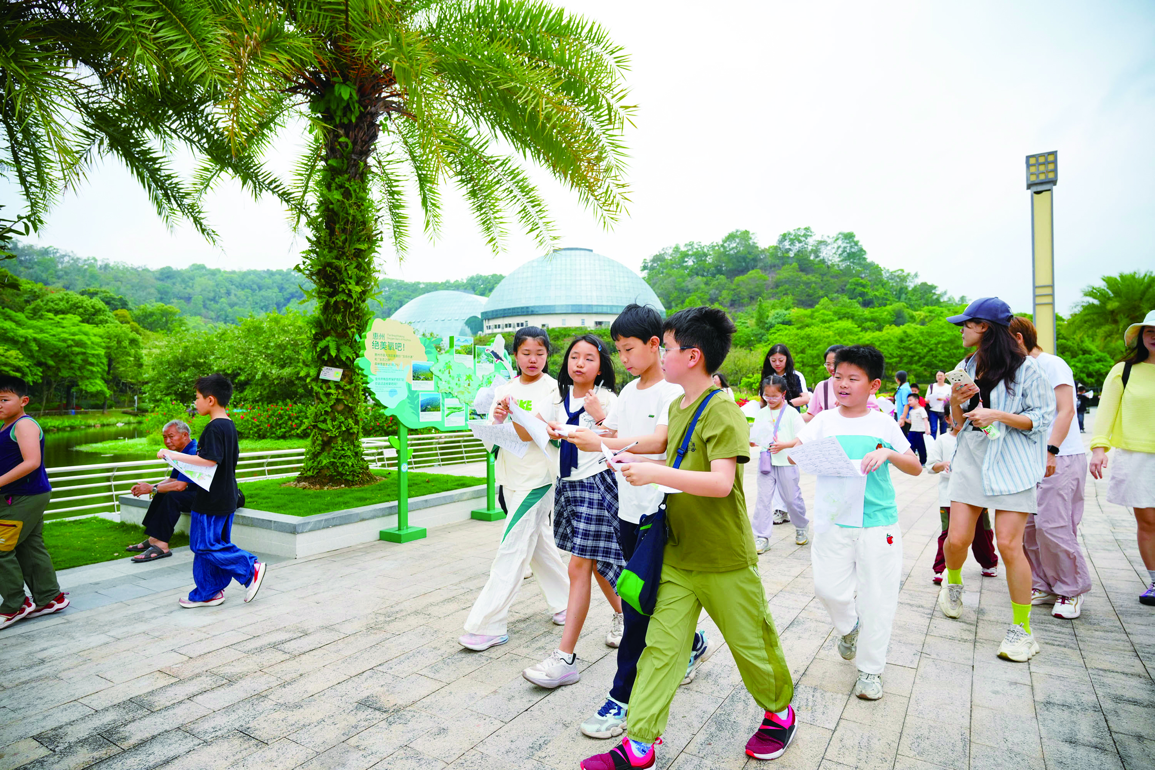     选手手持特制地图与任务卡开启奇妙旅程。