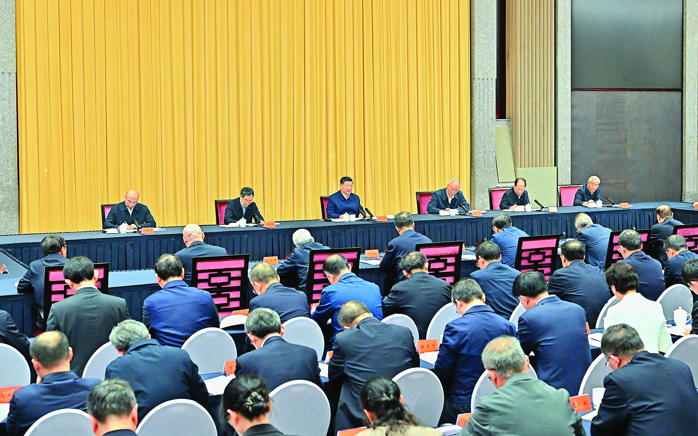     4月30日上午，中共中央总书记、国家主席、中央军委主席习近平在上海出席加强基础研究座谈会并发表重要讲话。新华社发