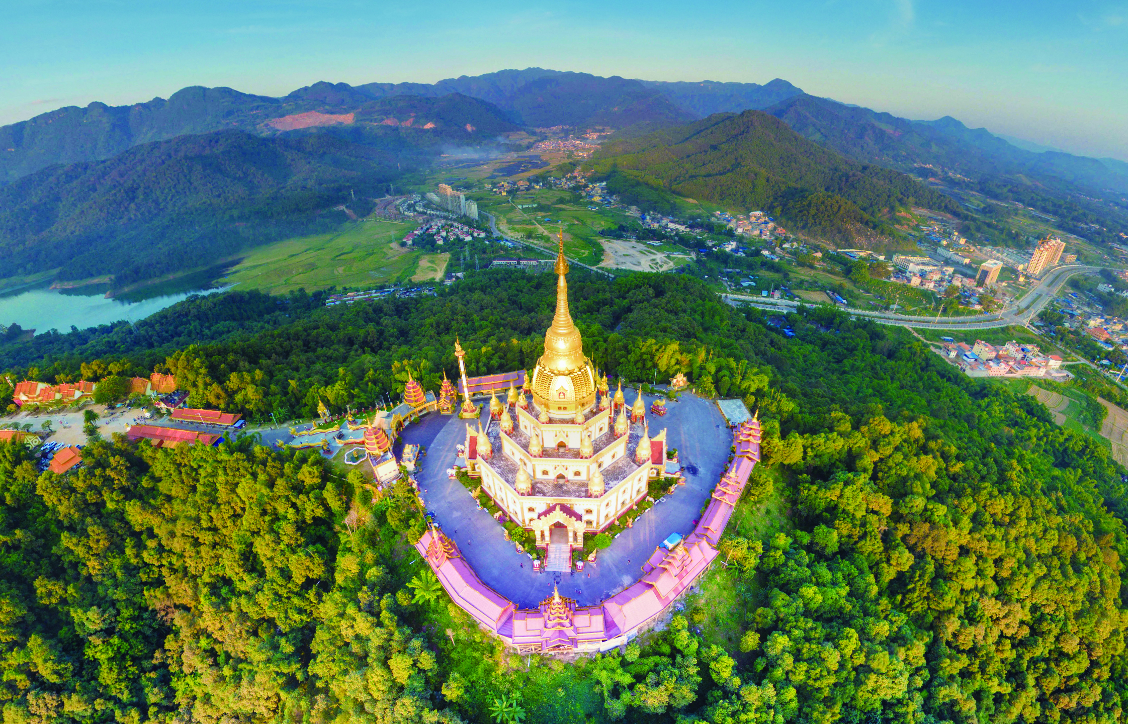 <p>    芒市大金塔。</p>