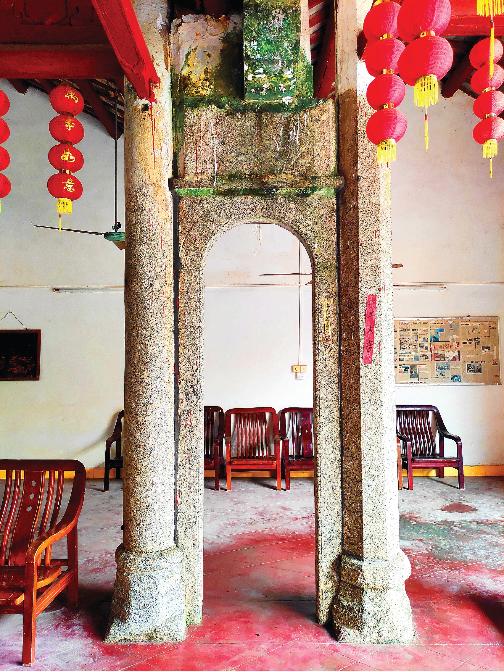 <p>    稔山盐埠（邓氏宗祠）上厅麻石廊门。侯县军 摄</p>