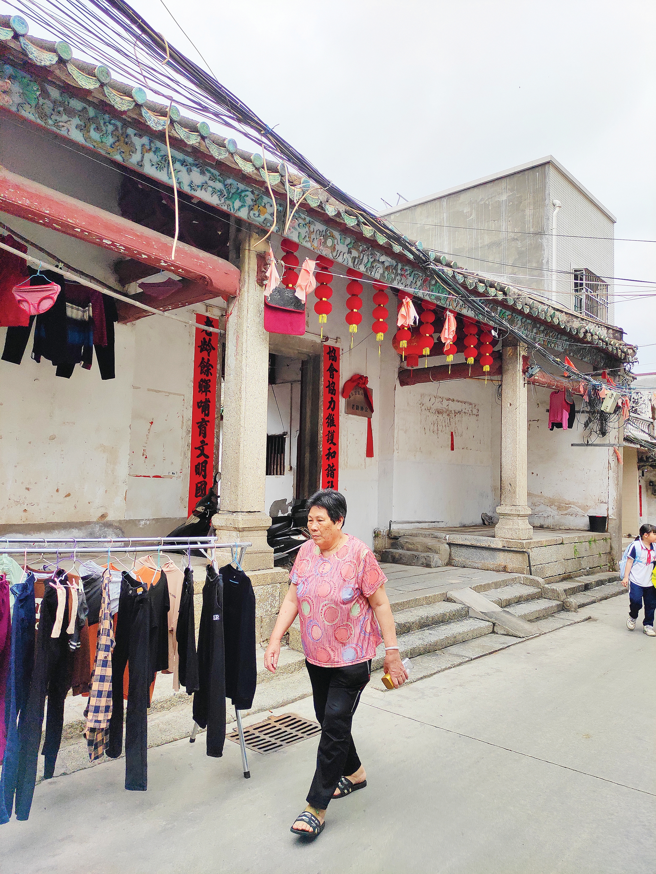<p>    稔山老街中的稔山盐埠（邓氏宗祠）。侯县军 摄</p>