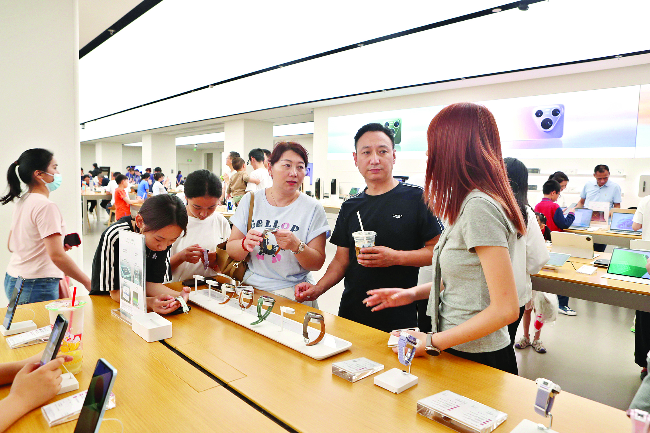     5月1日，市民在华贸天地选购电子产品。惠州日报记者钟畅新 摄