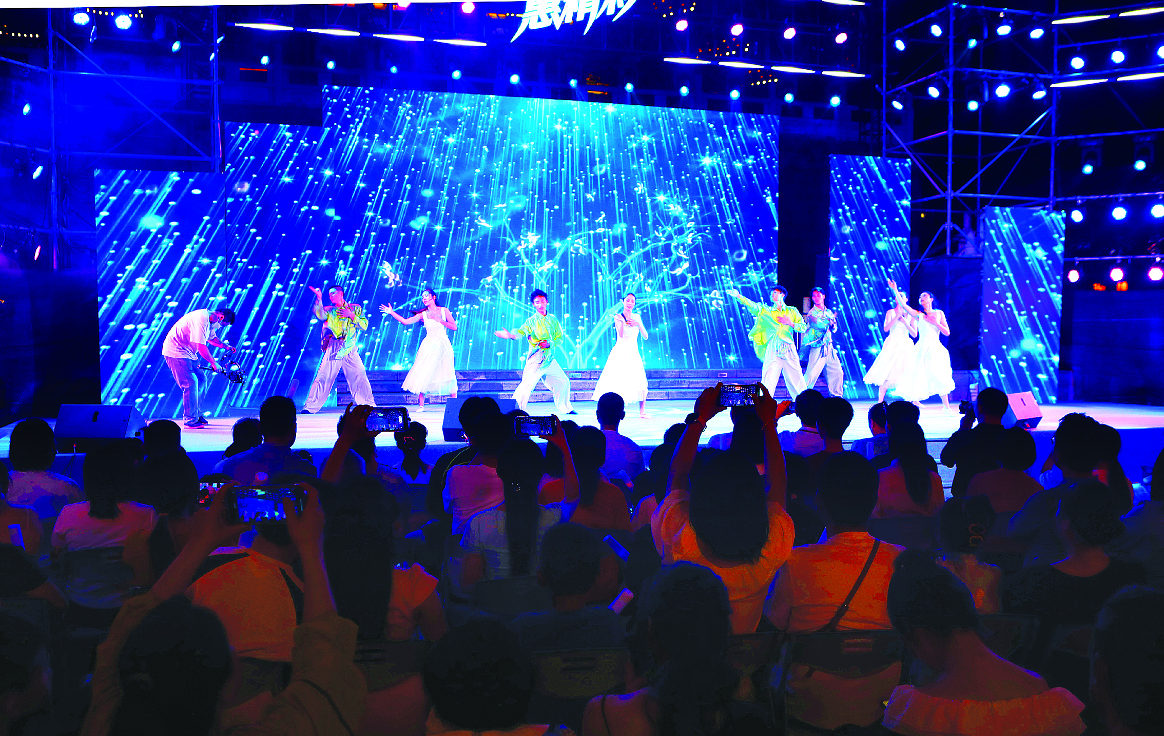    5月2日晚，“夜色惠精彩”五一嘉年华在水东街上演。    本组图片 惠州日报记者钟畅新 摄