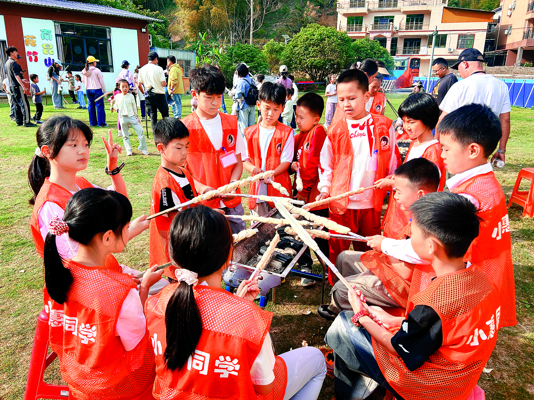    参加《惠州日报·小惠同学》研学团的孩子们在烤树棍面包。    惠州日报记者汤渝杭 游璇钰 摄