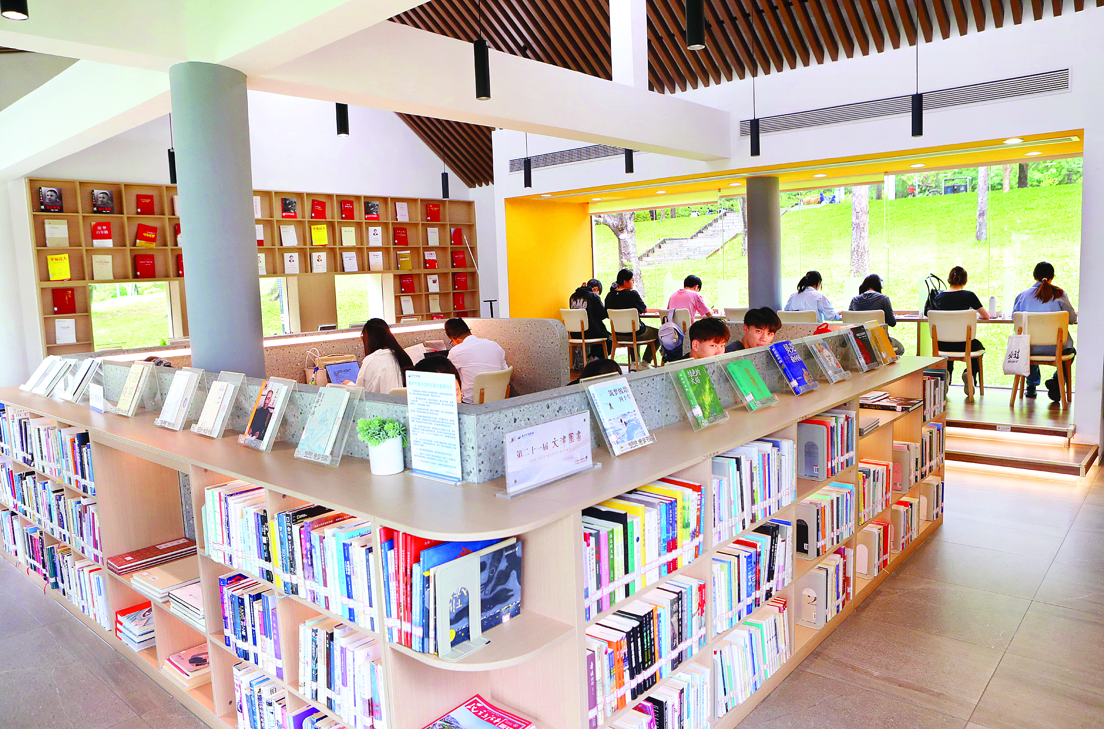     5月4日虽然是假期，但仍有不少市民来惠州东江公园惠享书房读书学习。    本组图片 惠州日报记者钟畅新 摄