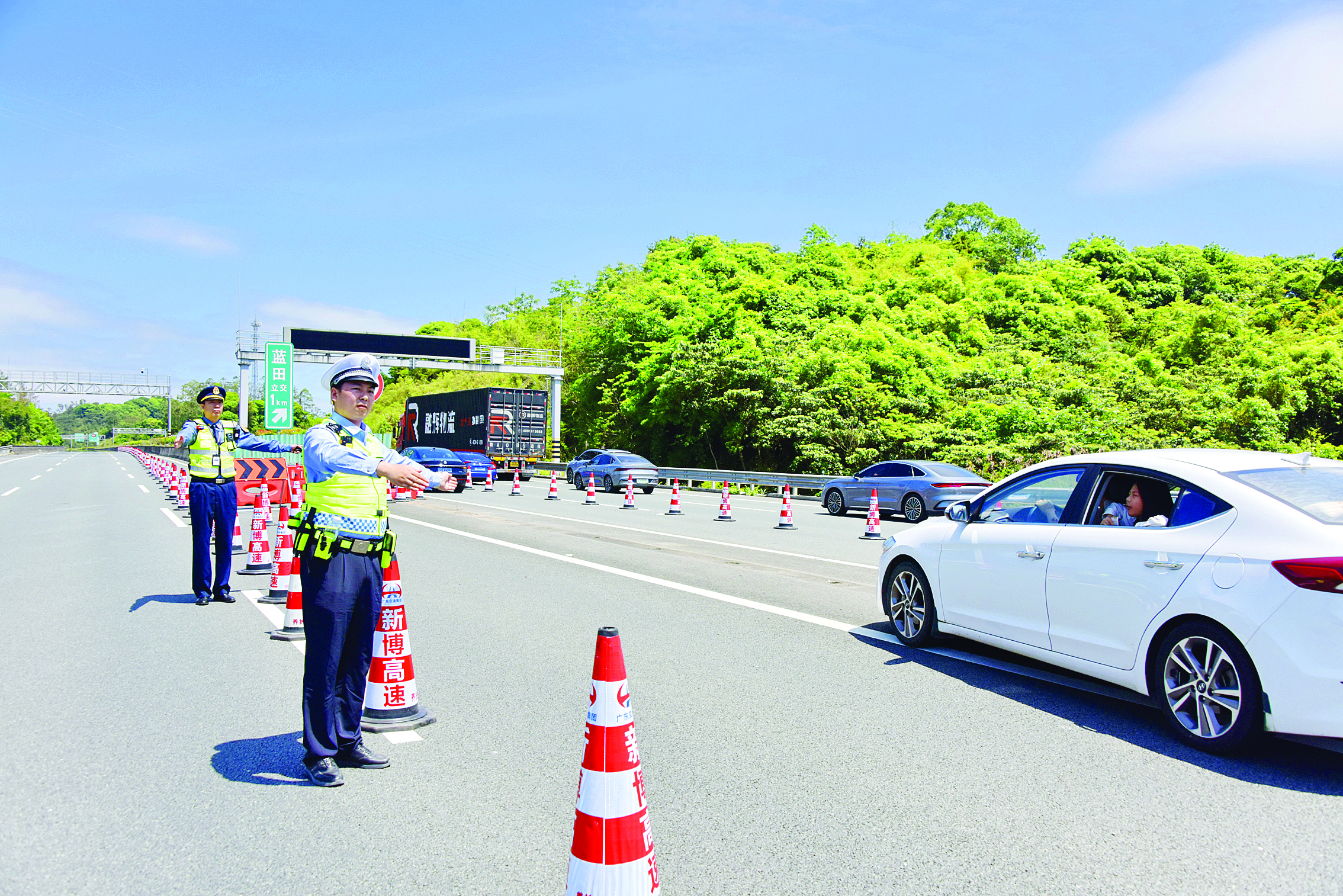     “五一”假期，惠州交警在高速公路上执勤。