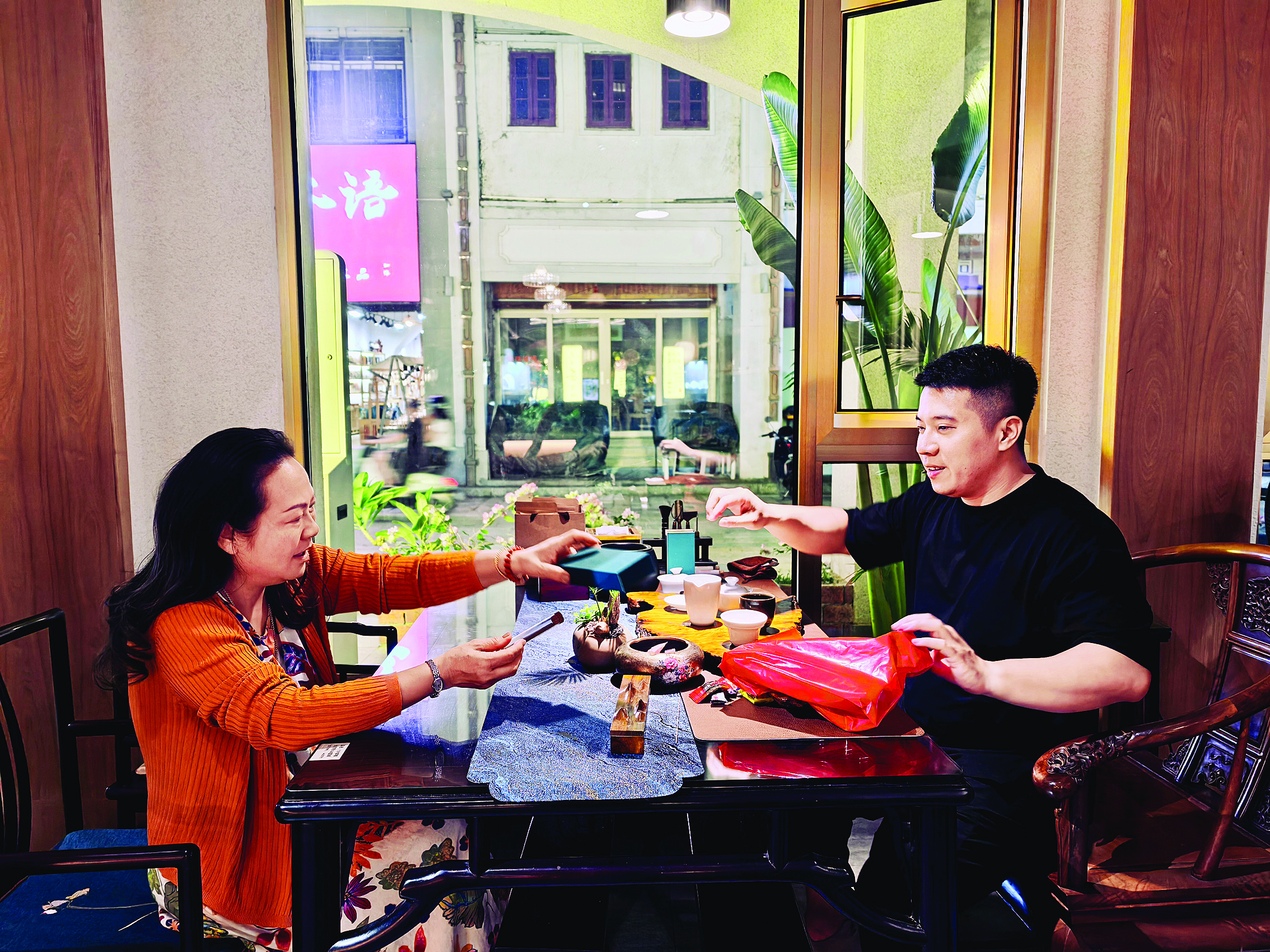     陈智国在店内与客户品茗。