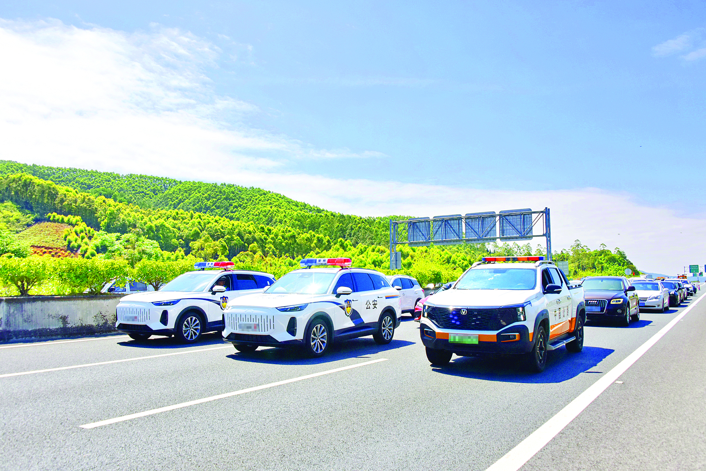     5月1日，惠州境内首条高速公路“潮汐车道”正式启用，惠州交警多措并举确保道路通行安全顺畅有序。