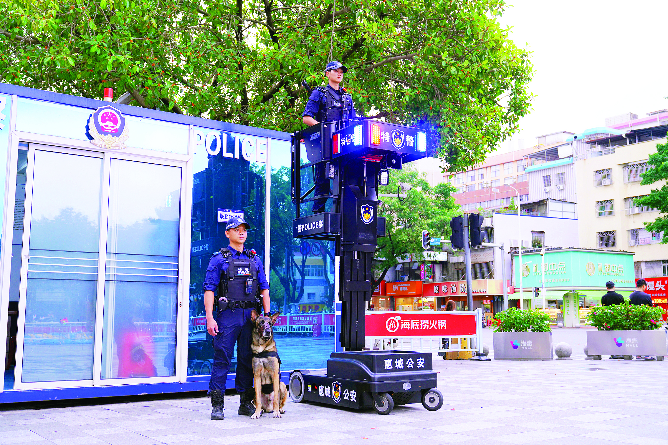     惠州特警在市区商圈执勤。