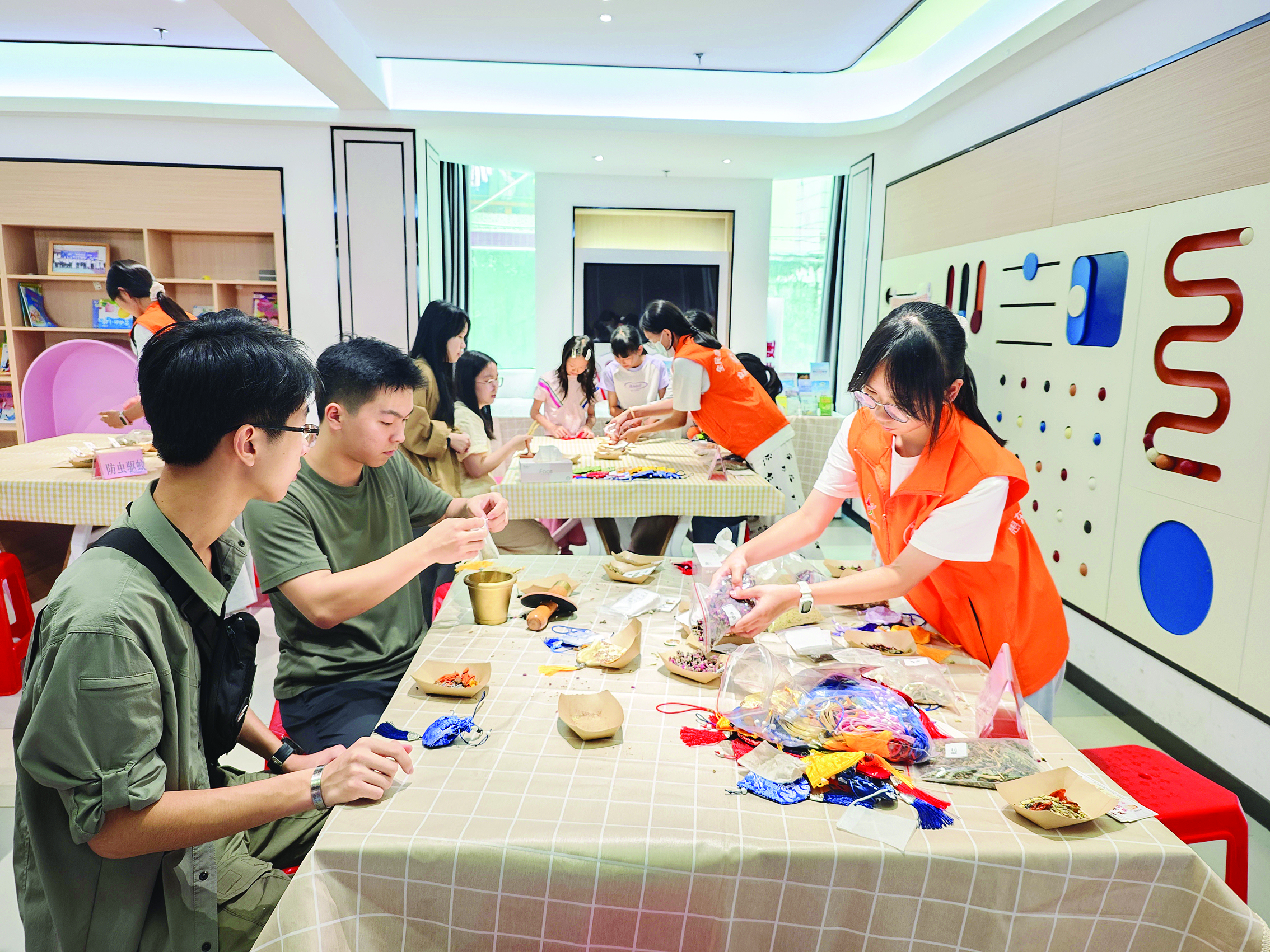     惠东县大岭街道党群服务中心举办的趣味运动会吸引了很多青年参与。受访者供图