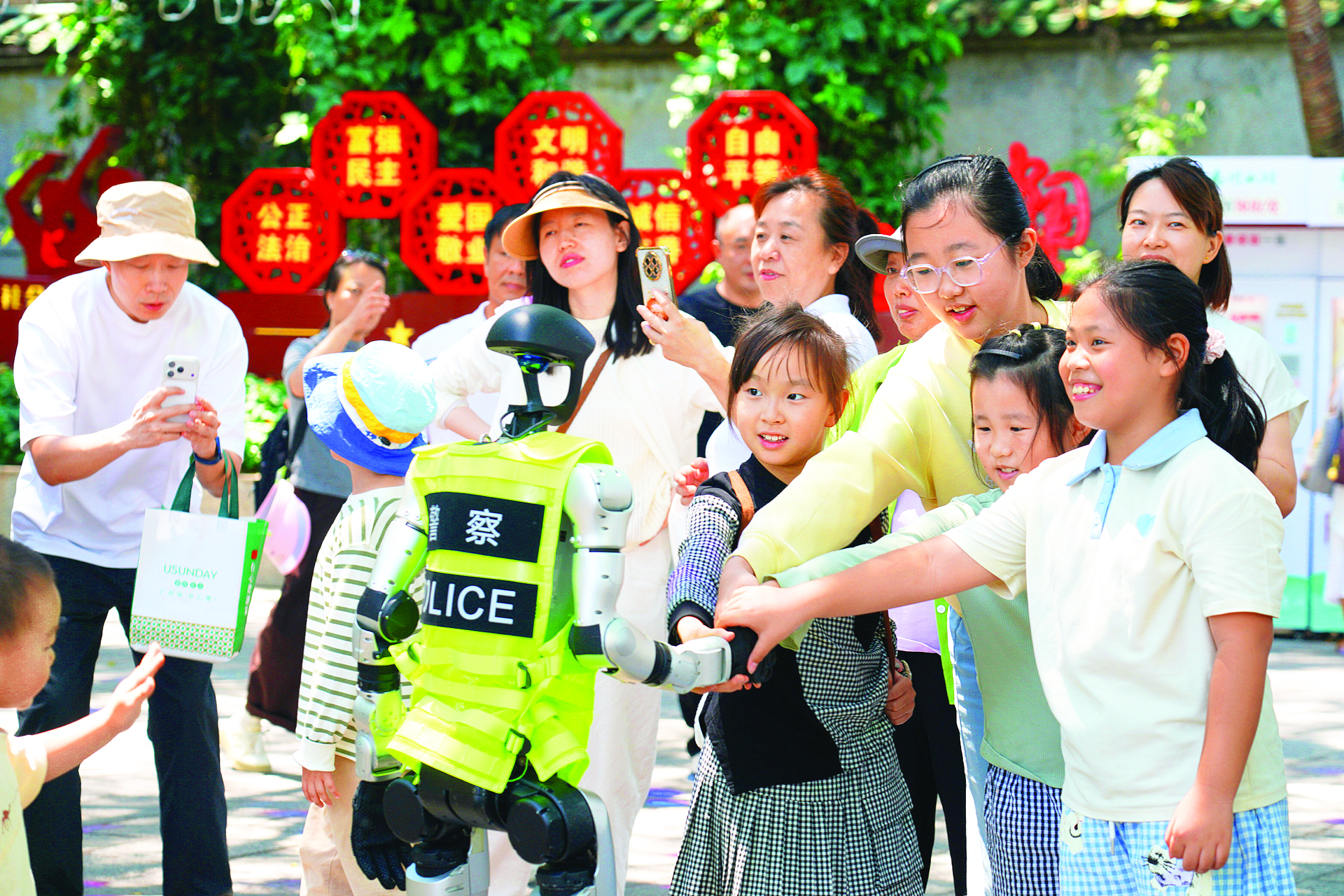     在惠州西湖景区，惠州公安警用人形机器人向市民游客开展电信反诈宣传。