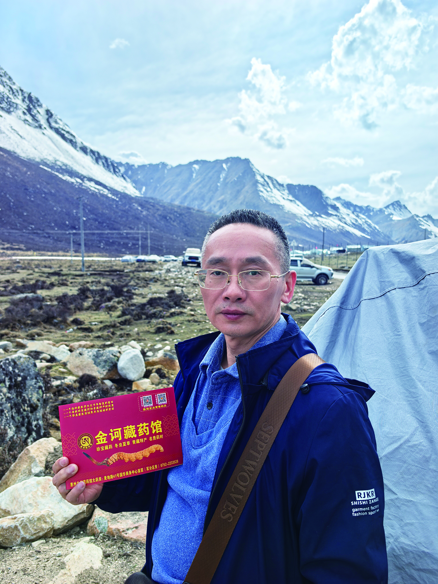     祝桂辉在4800米的牧民帐篷营地。
