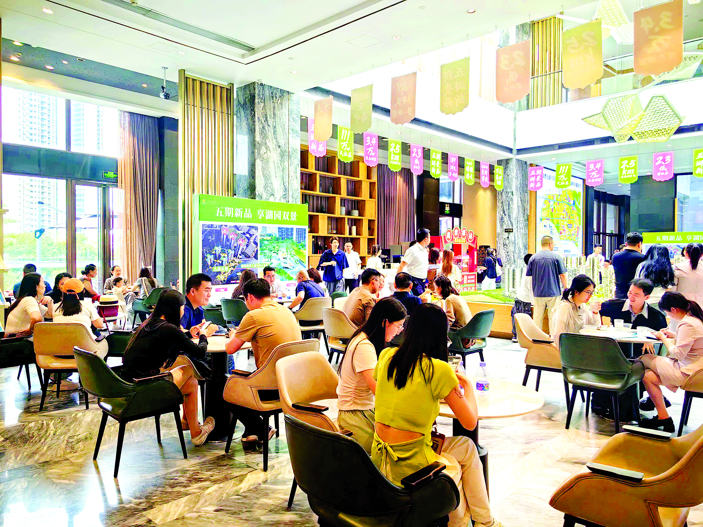     惠州楼市“五一”假期人气旺。惠州日报记者杨帆 摄