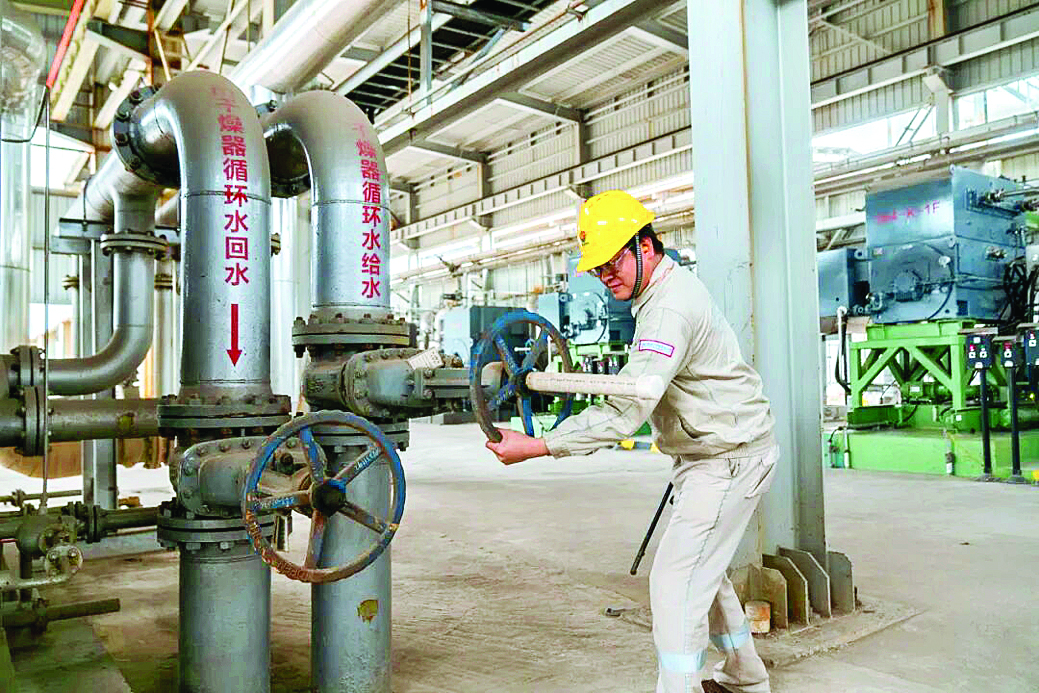     惠州石化员工在工作中。