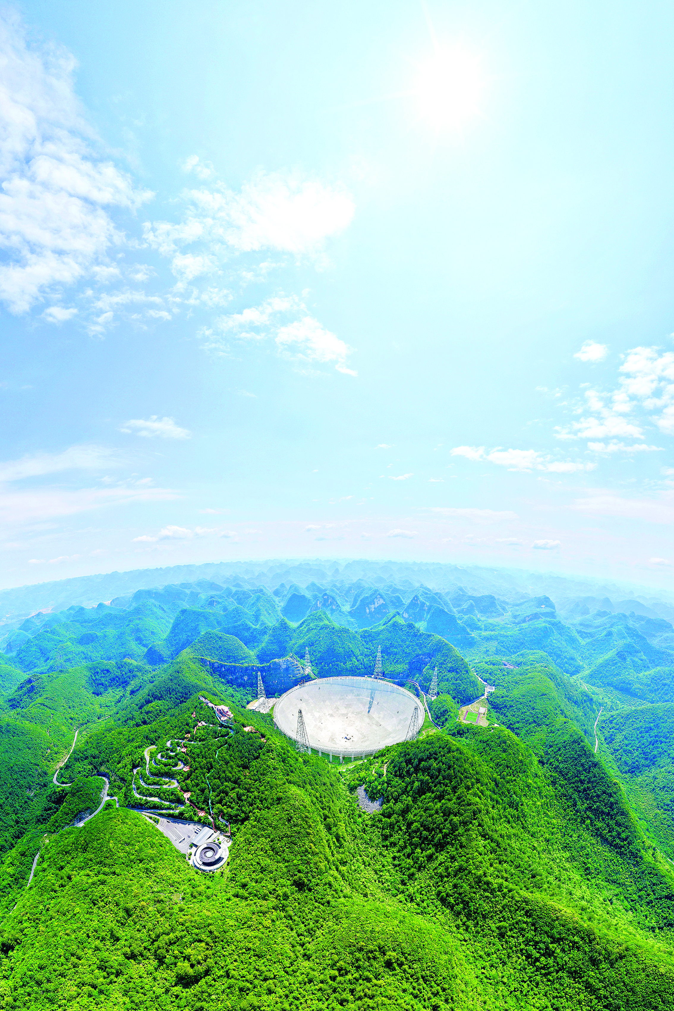     5月7日拍摄的“中国天眼”全景（无人机全景照片，维护保养期间拍摄）。新华社发