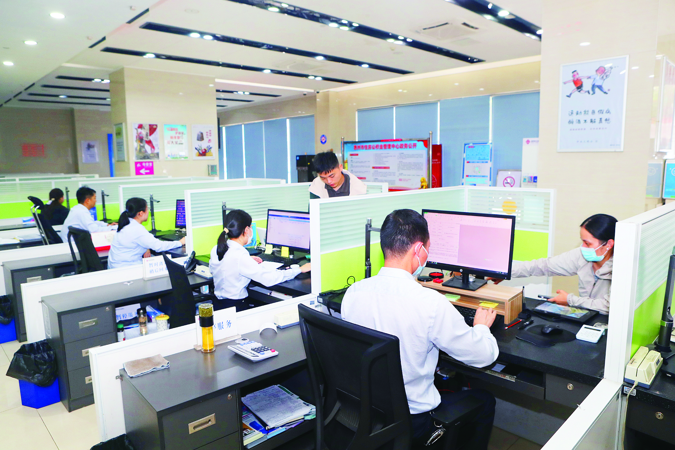     市民在办理住房公积金业务。惠州日报记者钟畅新 摄