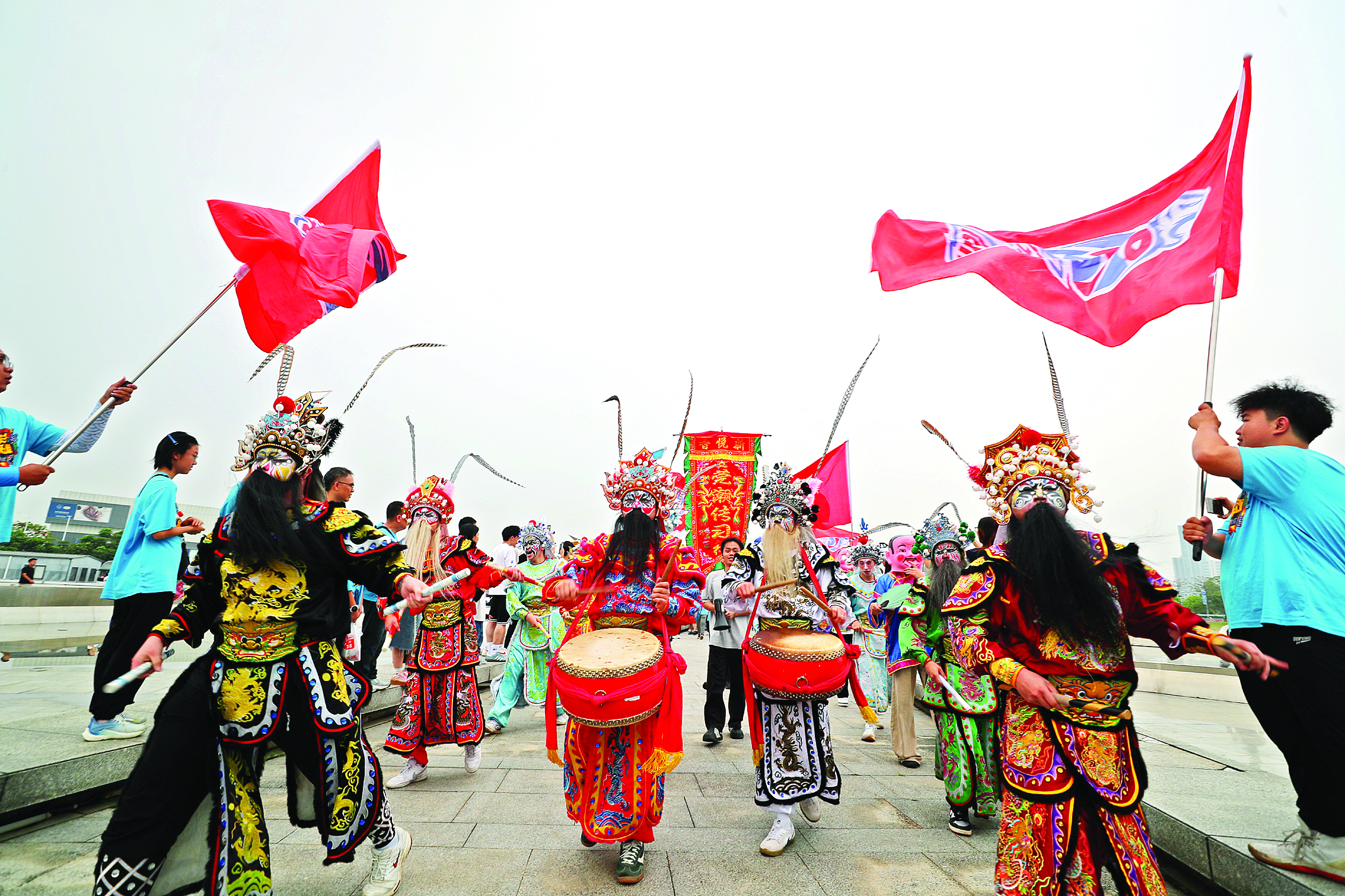 <p>    赛场外，英歌舞队以铿锵鼓点与豪迈舞步燃情助阵。</p>