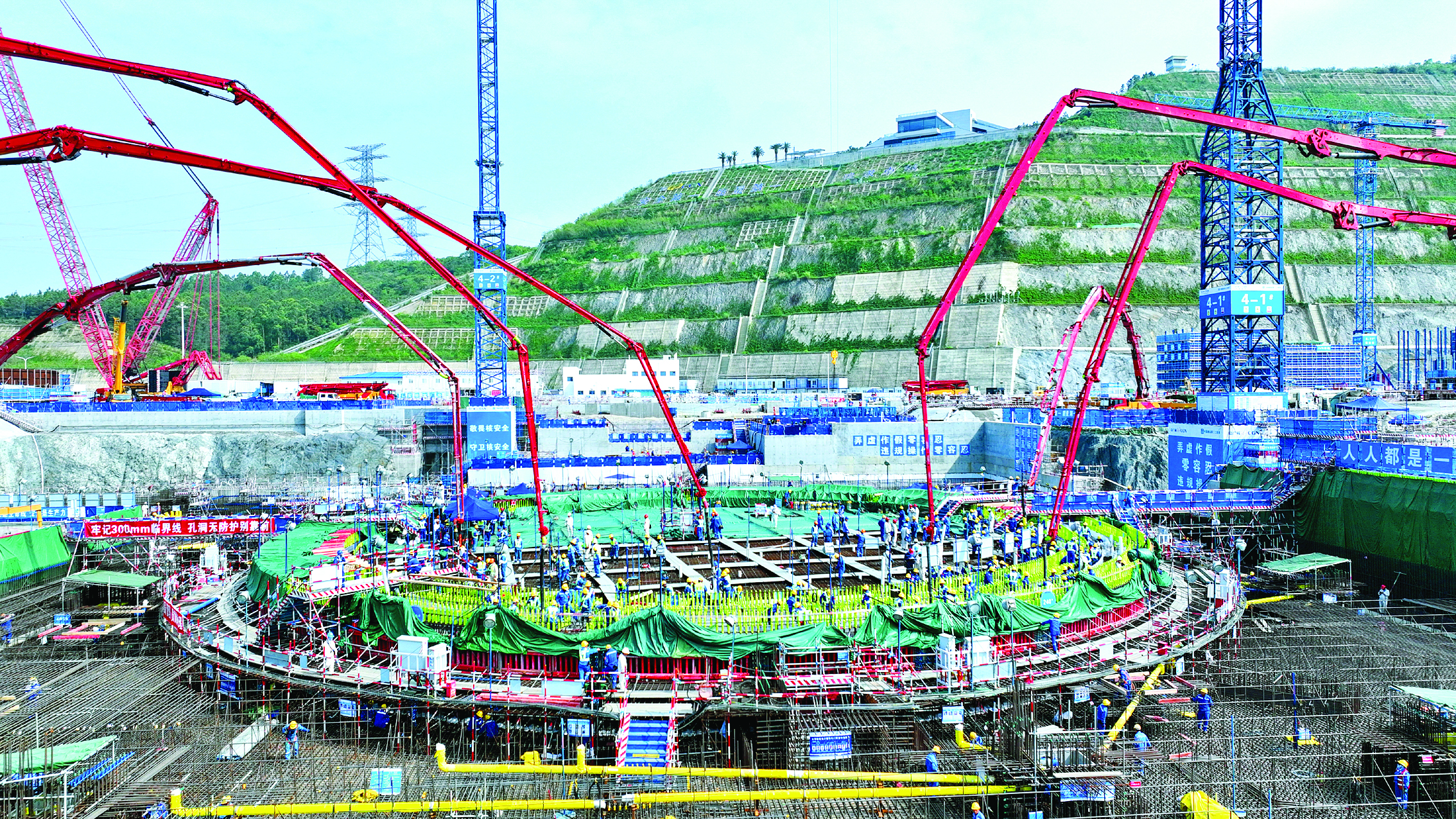     5月10日，中广核广东太平岭核电项目4号机组开始核岛第一罐混凝土浇筑。惠州日报记者汤渝杭 摄
