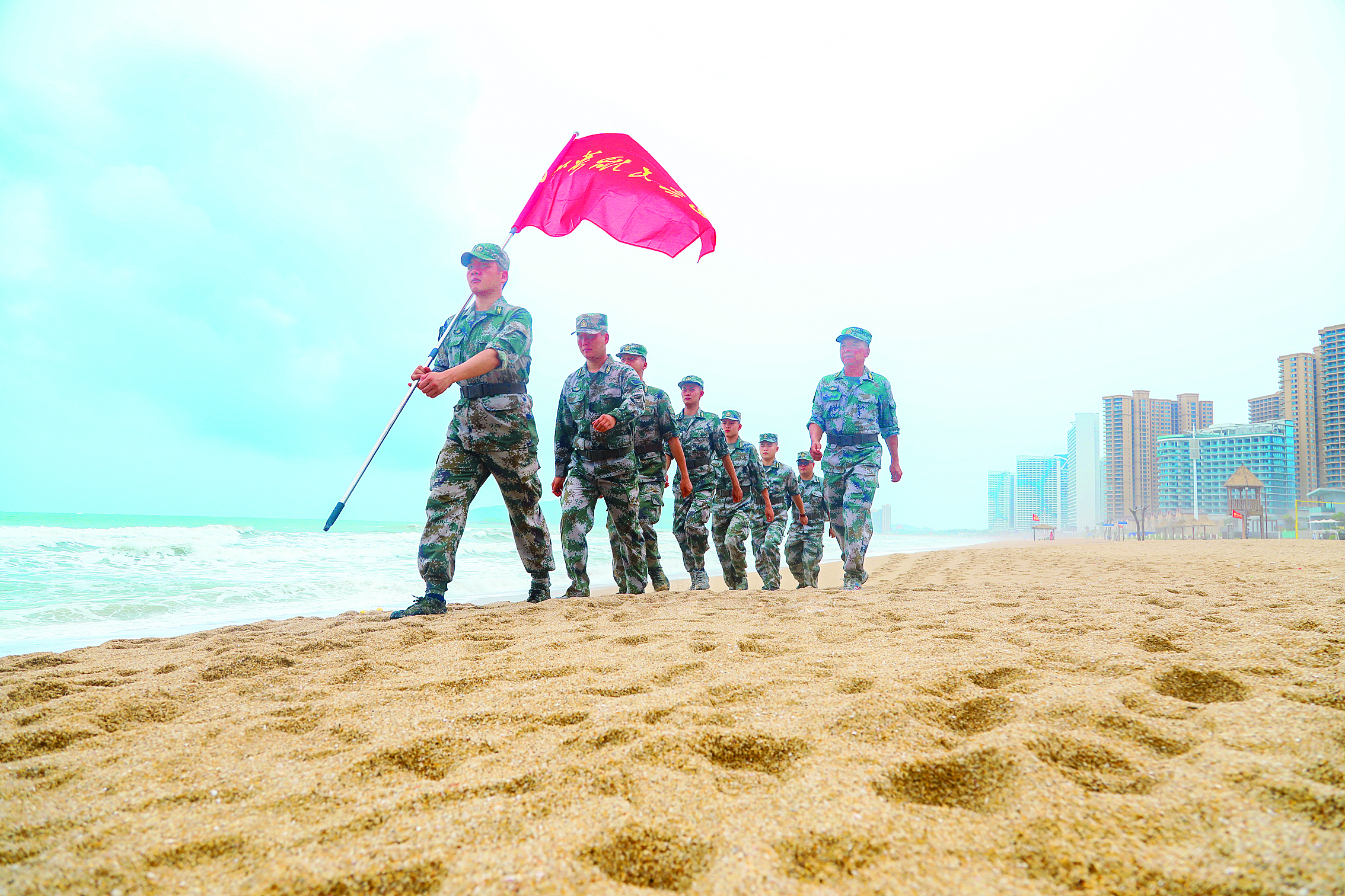     港口“英雄民兵连”开展日常训练。