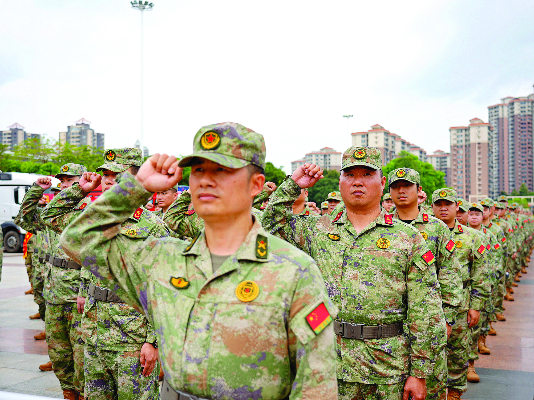     基干民兵整齐列阵，目光坚定、气势如虹。