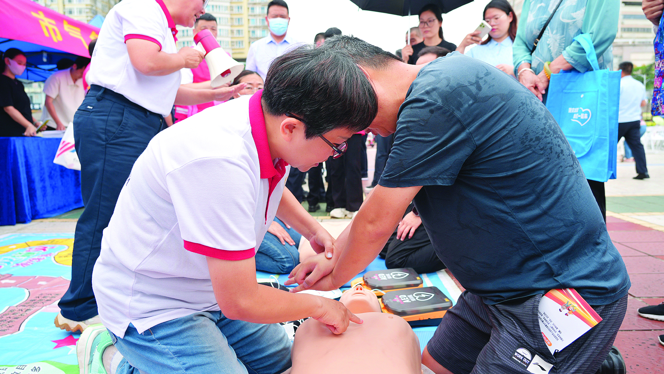     市民在学习心肺复苏。惠州日报记者张艺明 摄