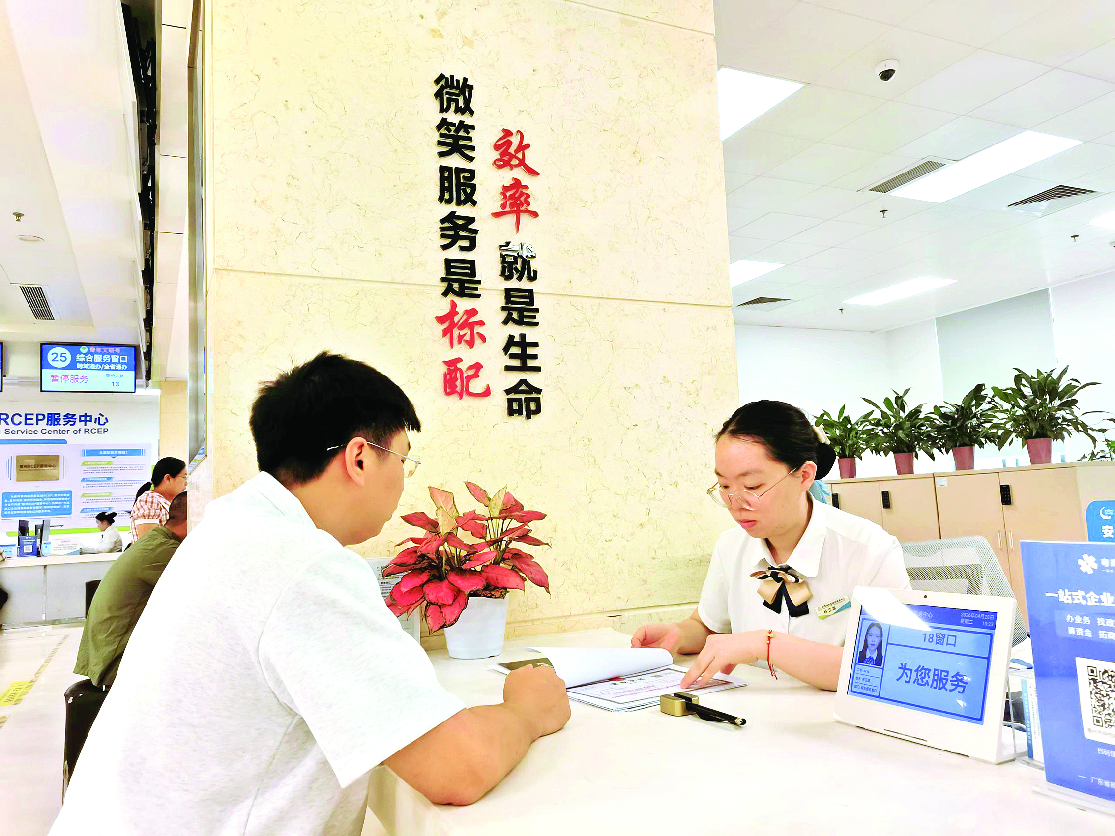     群众在仲恺高新区政务服务中心办业务。    惠州日报记者刘乙端 通讯员惠仲宣 摄