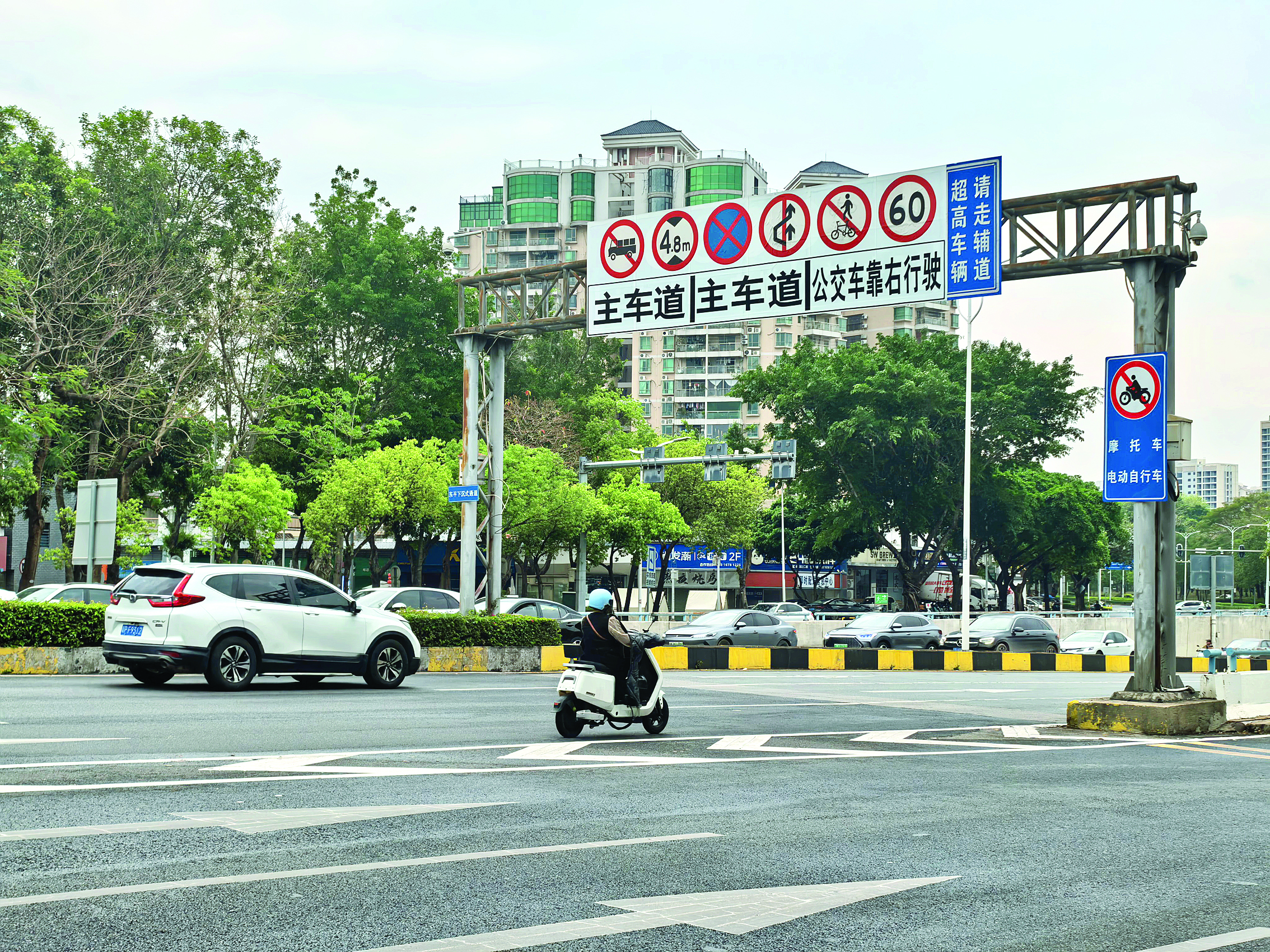     市区东平下沉式通道入口“非机动车禁止驶入”交通提示牌,被一些电动车车主忽视。