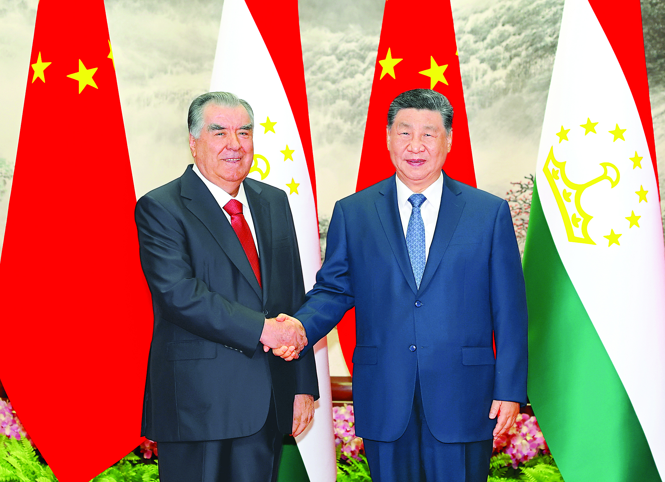     5月12日下午，国家主席习近平在北京人民大会堂同来华进行国事访问的塔吉克斯坦总统拉赫蒙举行会谈。新华社发