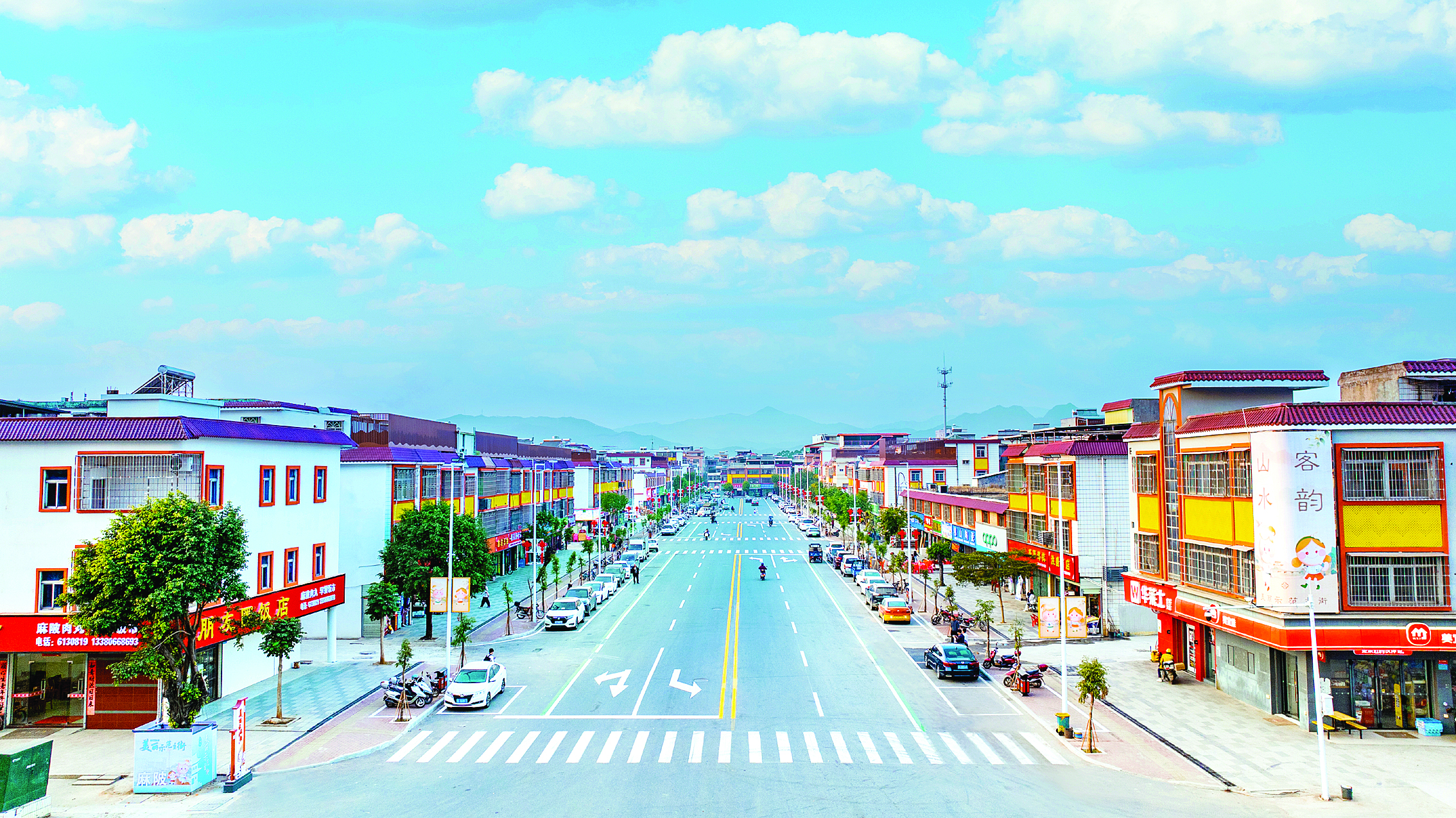 <p>    美丽圩镇示范主街。</p>