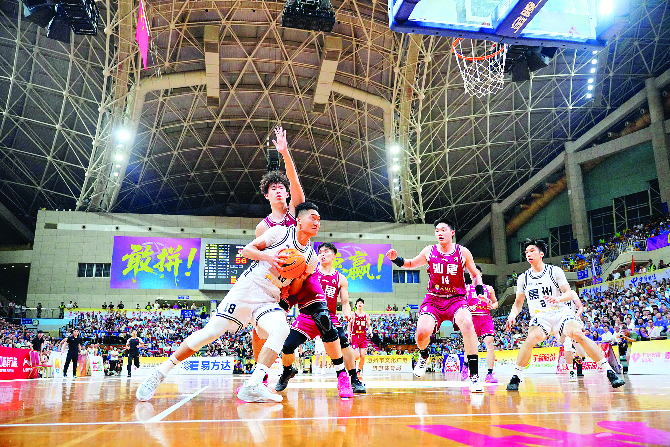     5月2日粤BA常规赛第六轮比赛，惠州队主场迎战汕尾队，最终以76：52大胜拿下主场首胜，同时斩获联赛两连胜。惠州日报记者周楠 摄