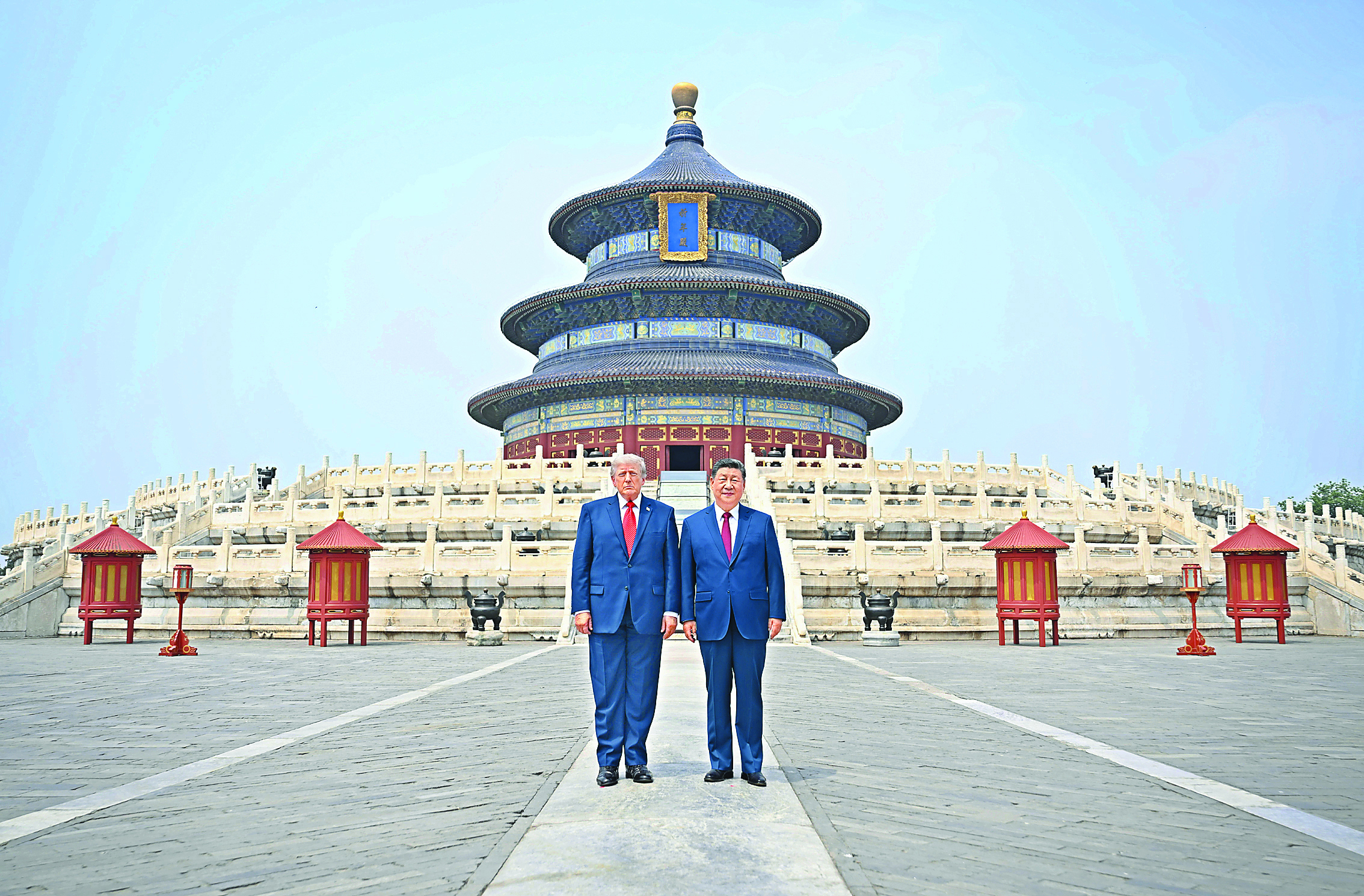     5月14日，国家主席习近平同来华进行国事访问的美国总统特朗普参观天坛。两国元首在祈年殿广场合影。    新华社发