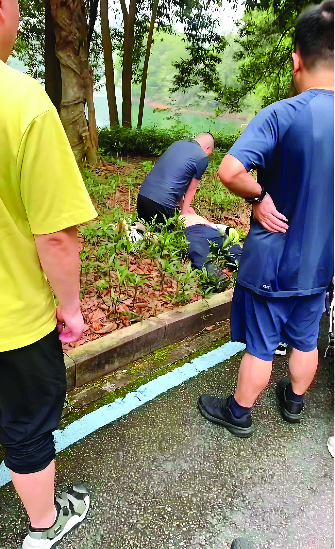     田亚敏在为男子开展心肺复苏等专业急救操作。视频截图
