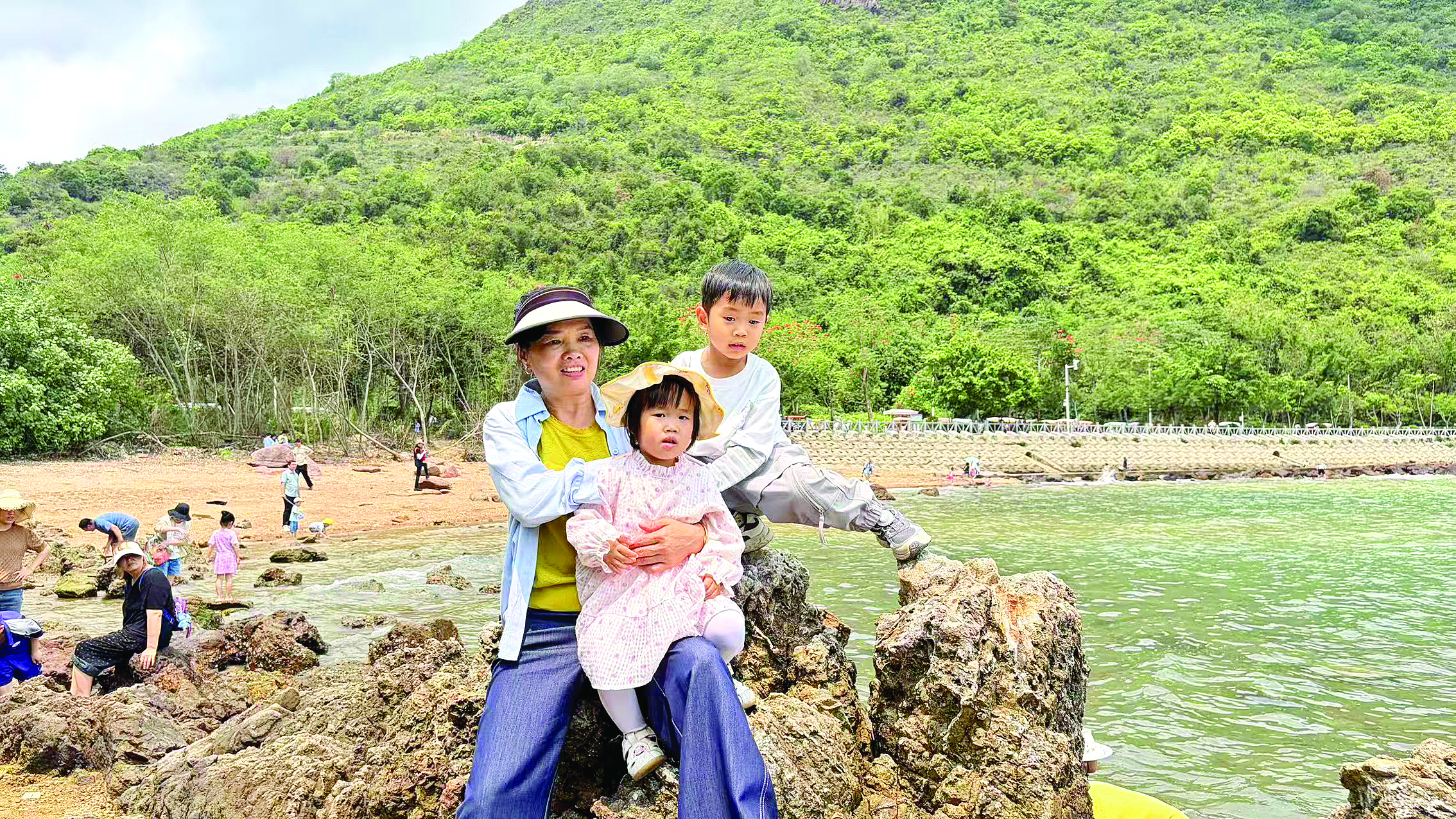 <p>    范奶奶和孙子孙女在澳头衙前绿道游玩。</p>