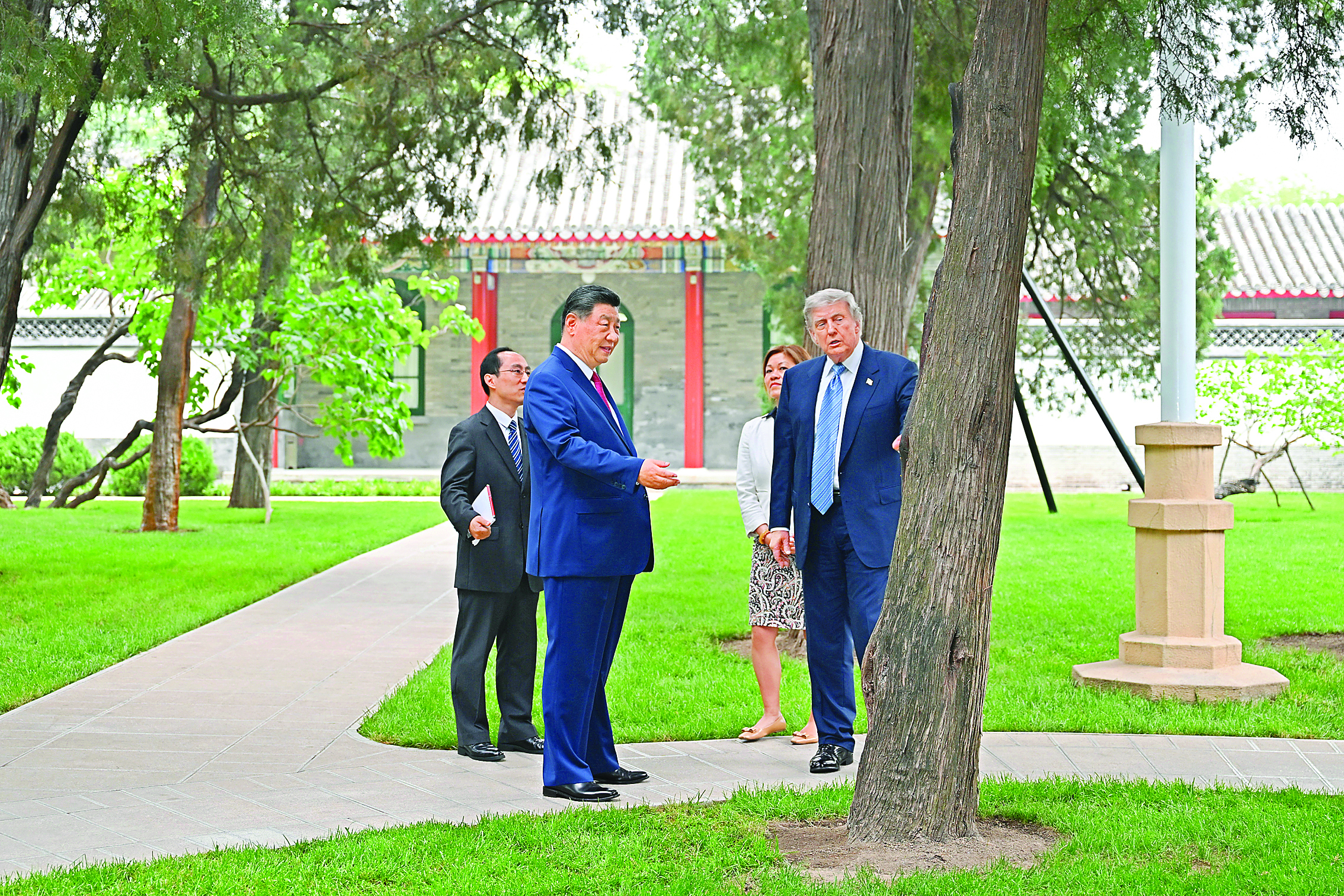     5月15日上午，国家主席习近平在中南海同美国总统特朗普举行小范围会晤。这是特朗普抵达时，习近平热情迎接。    新华社发