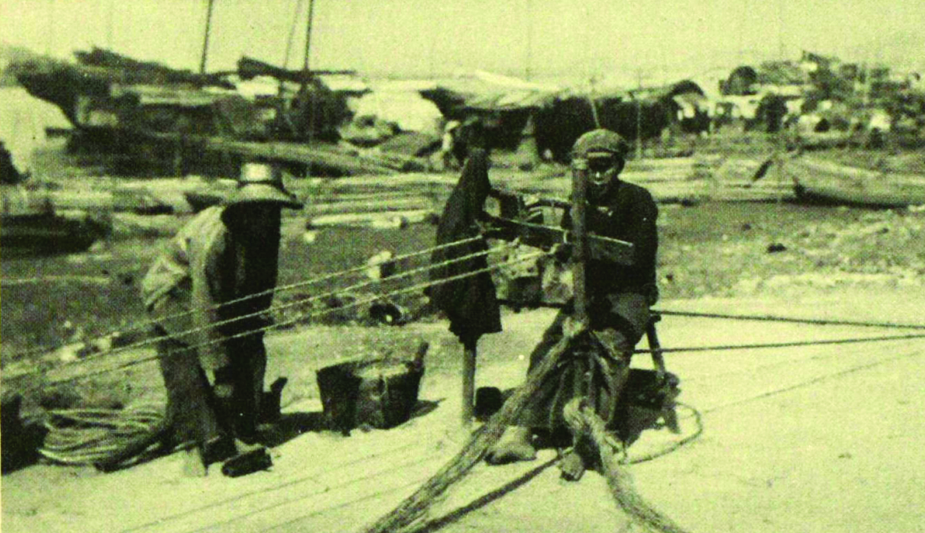     稔山范和村的村民正在制造船只的缆绳，摄于1932年。严艺超 翻拍