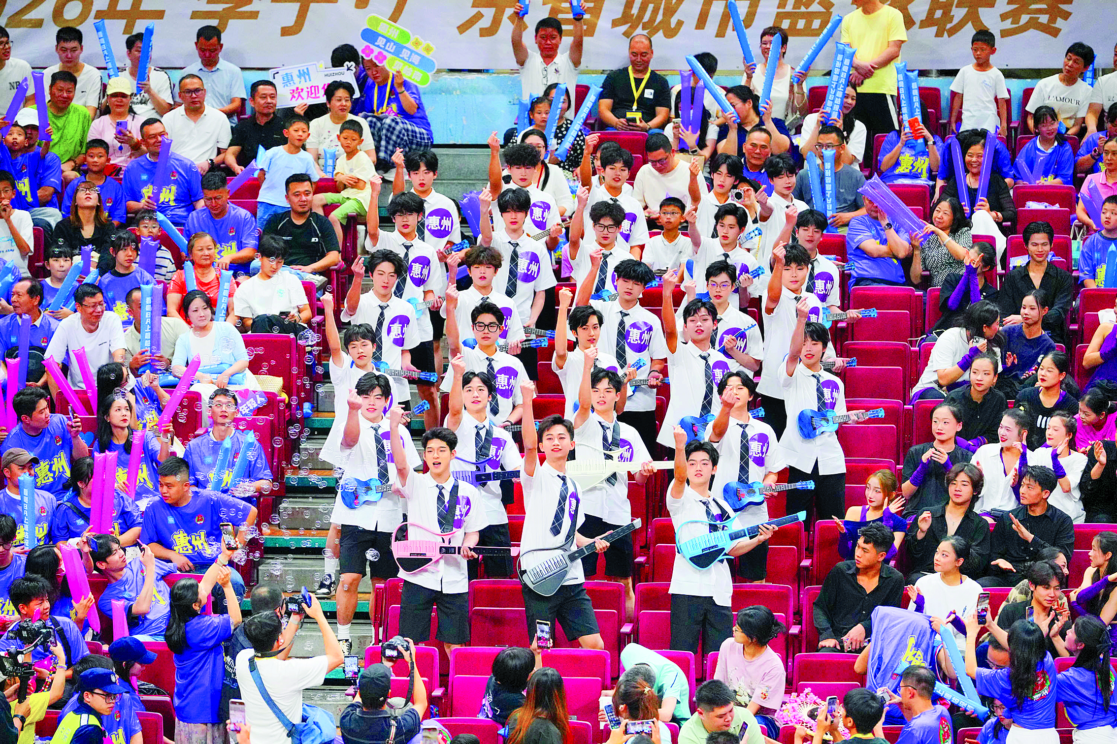 <p>    惠州“鹅少团”拉拉队火出圈。</p>