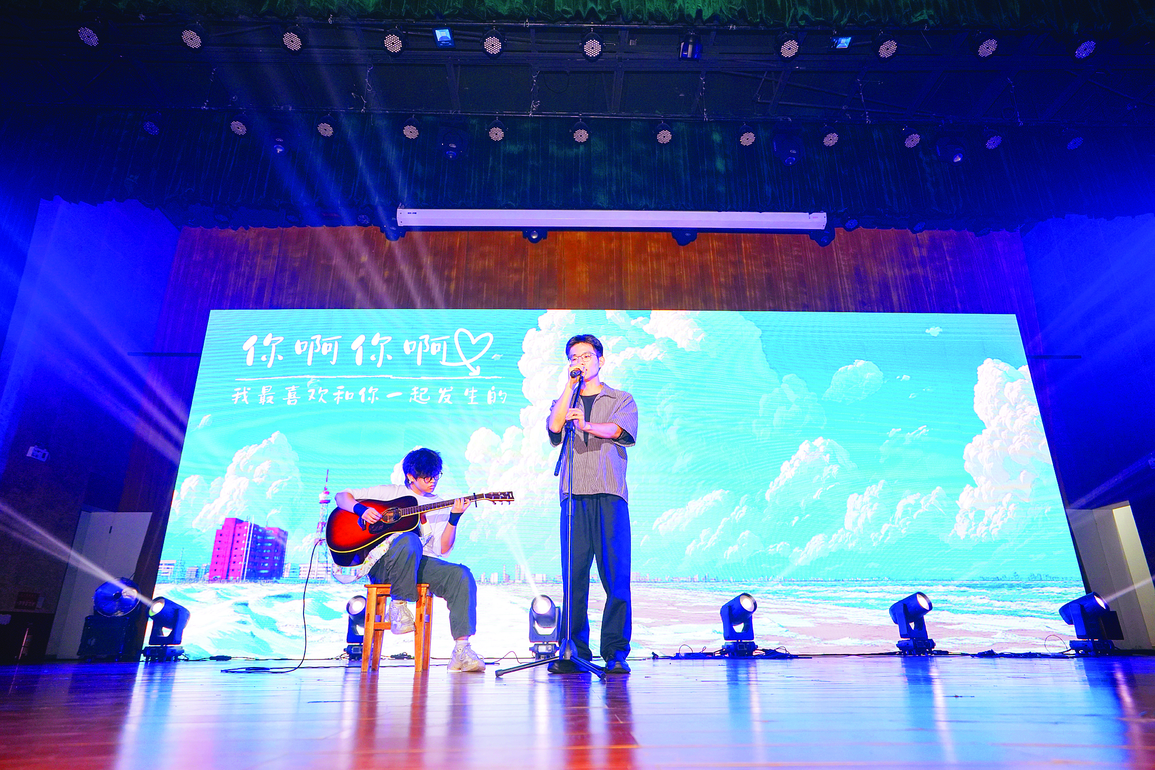     参赛选手在舞台上表演。惠州日报记者汤渝杭 摄