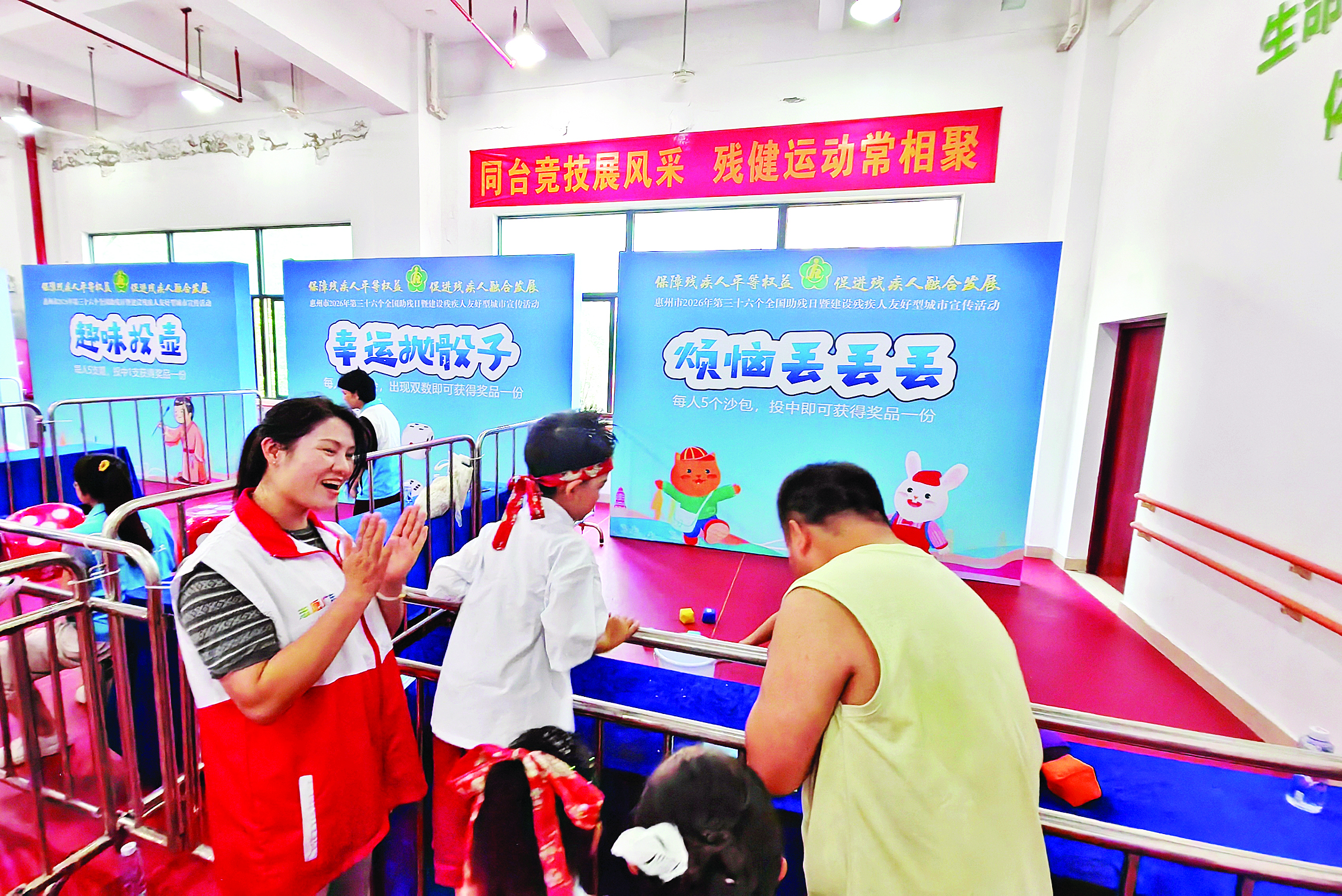     “共融茶叙·乐享游园”等互动活动吸引亲子家庭参与。