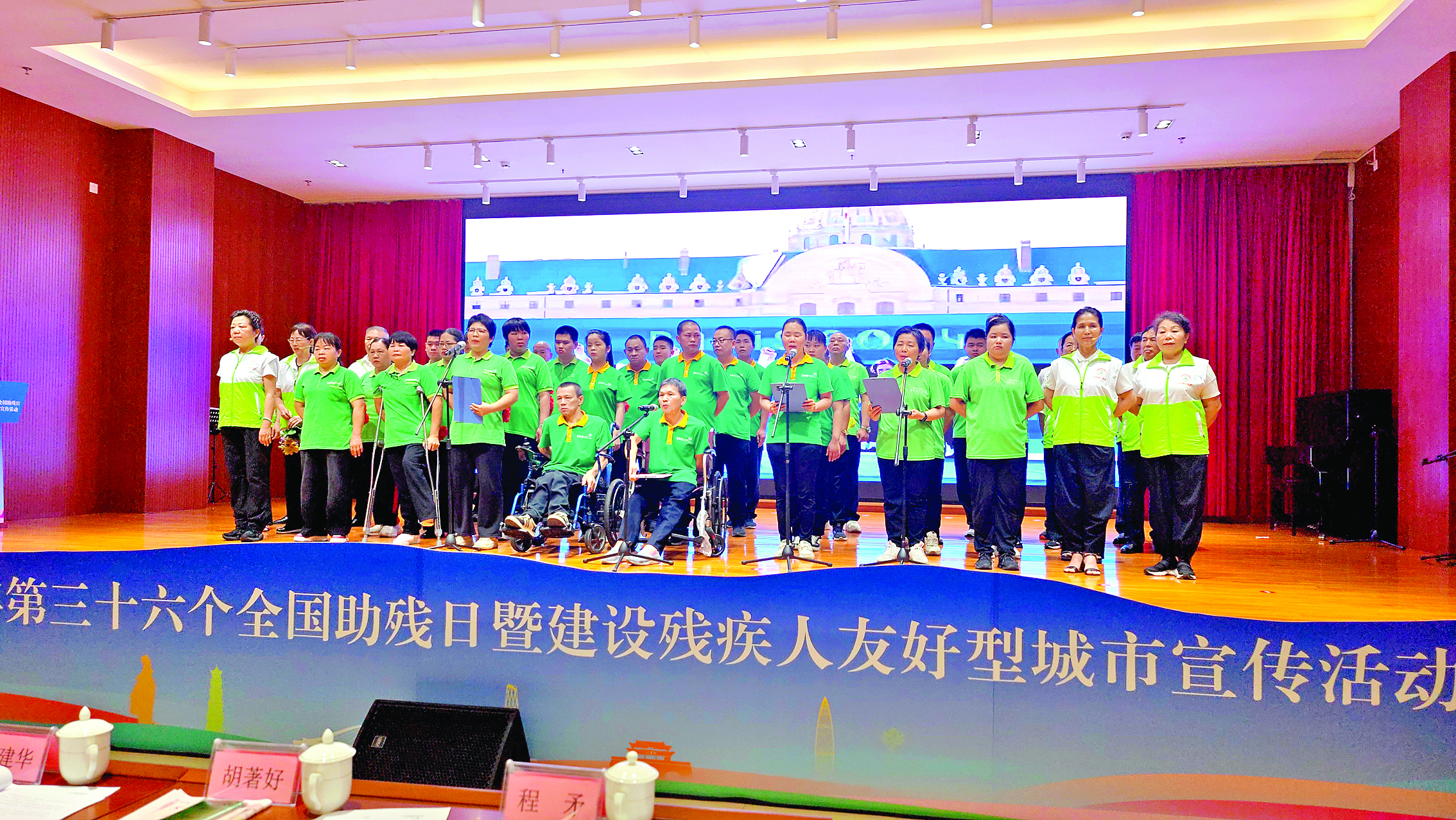     仲恺心星园社区康园中心学员表演朗诵与大合唱。