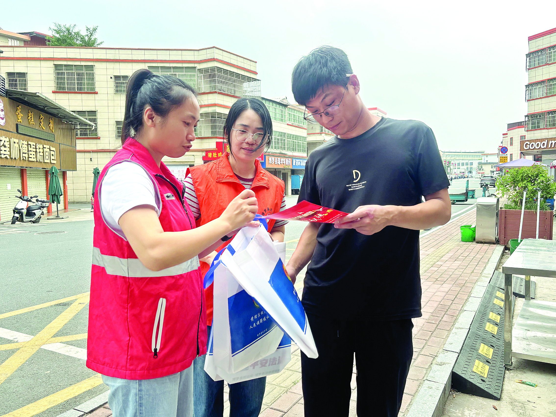     普法志愿者向群众宣传民法典。博罗县司法局供图