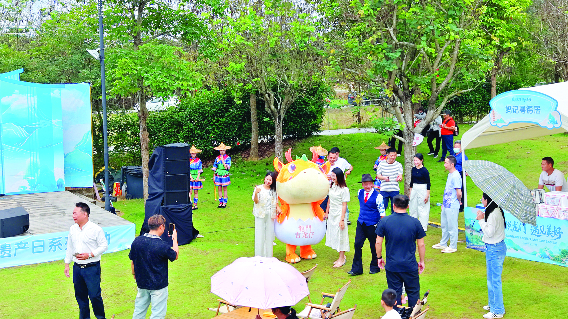     “吉龙仔”与市民游客亲密互动，大家争相驻足合影。惠州日报记者黄宇翔 通讯员李一航 摄