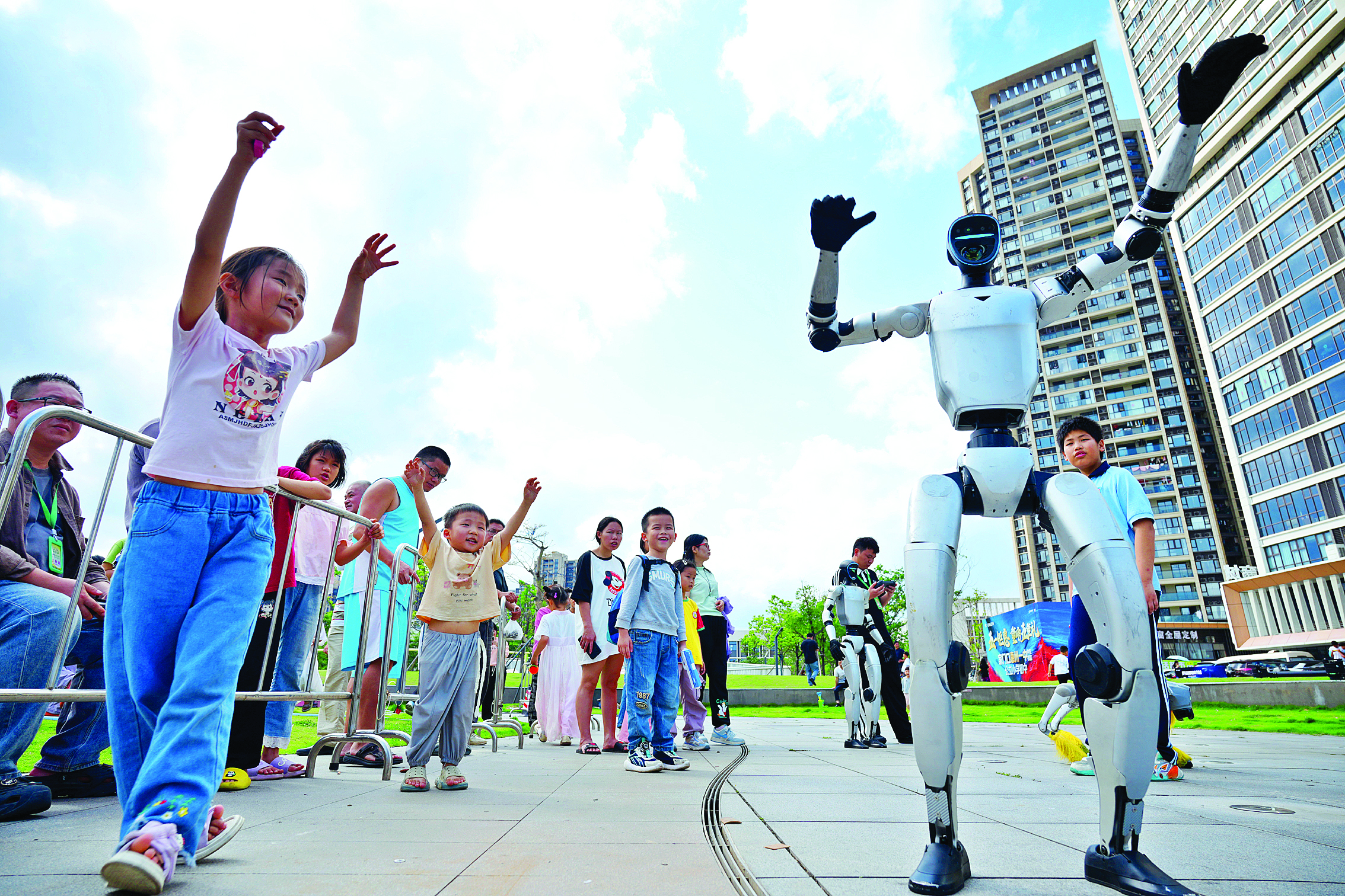 <p>仲恺中星公园里，小朋友与机器人互动。惠州日报记者周楠 摄</p>