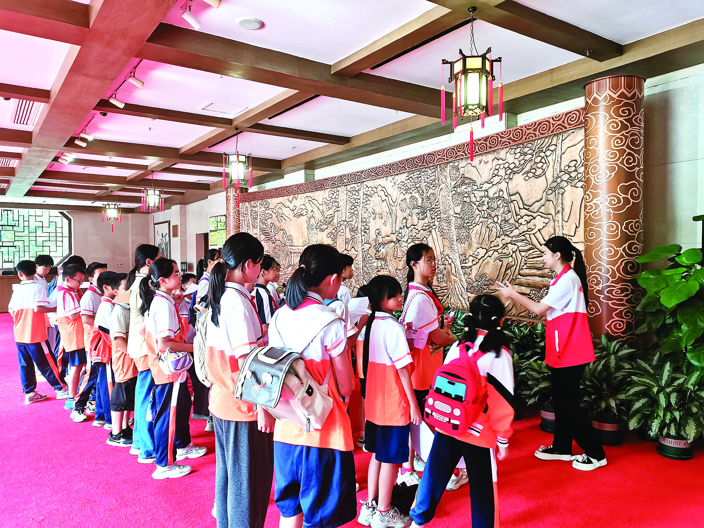     学生参观葛洪博物馆。图片由罗浮山景区提供