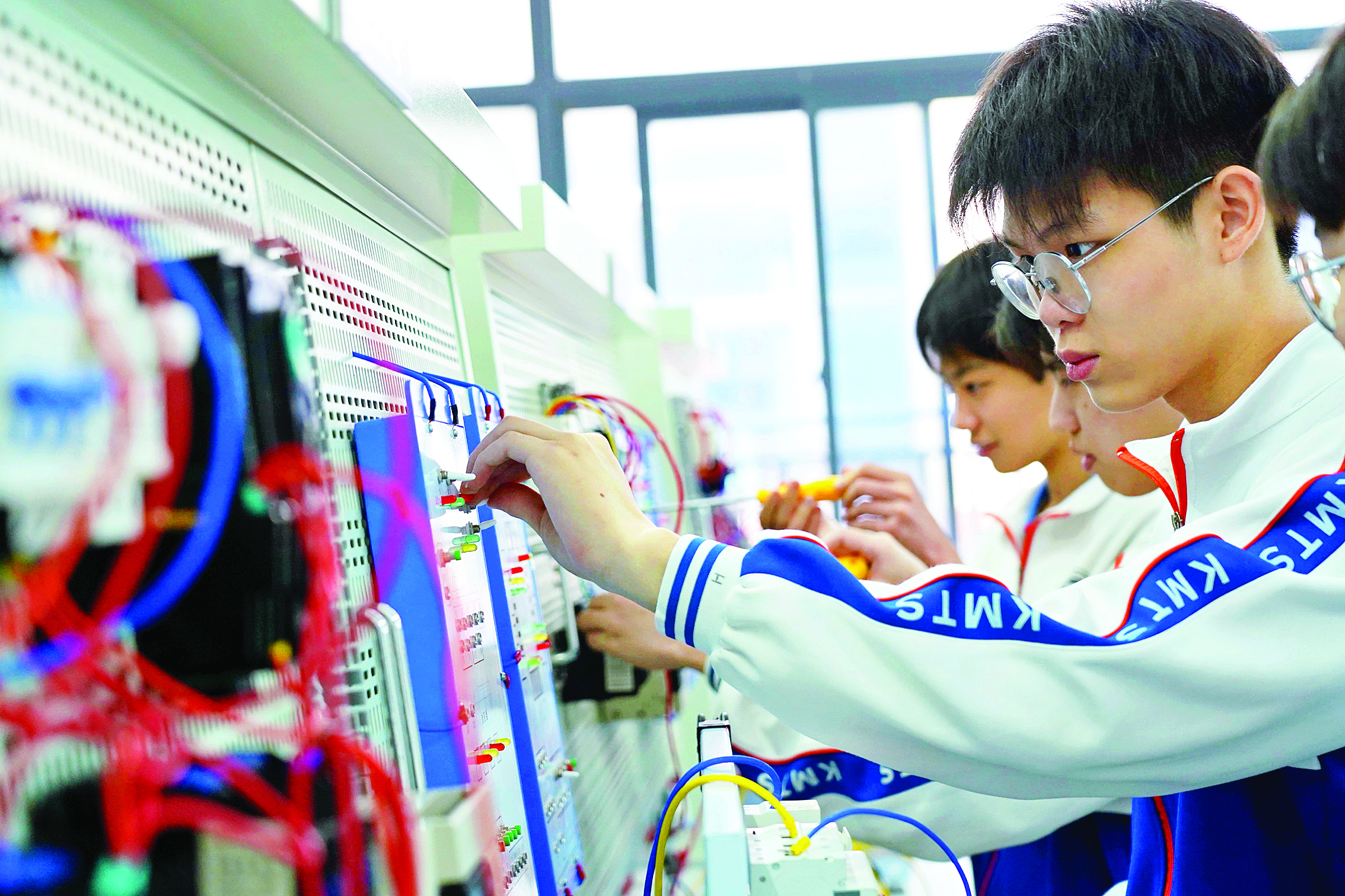     在专业建设上，学校紧密对接粤港澳大湾区产业需求，重点打造优势特色专业。